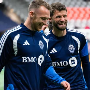Die MLS-Profis Sebastian Schonlau und Thomas Müller lachen zusammen