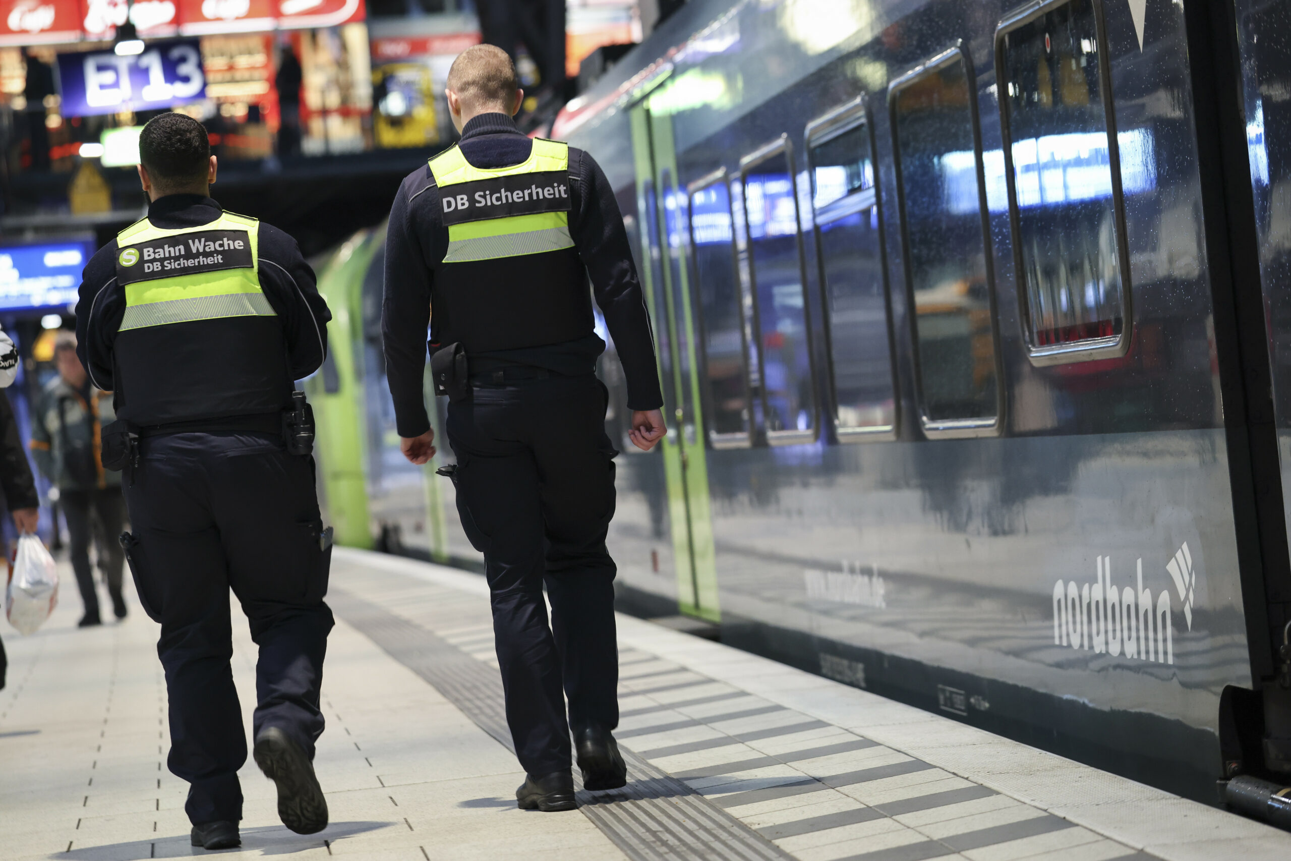 Sicherheitskräfte der Deutschen Bahn am Hamburger Hauptbahnhof (Symbolbild)