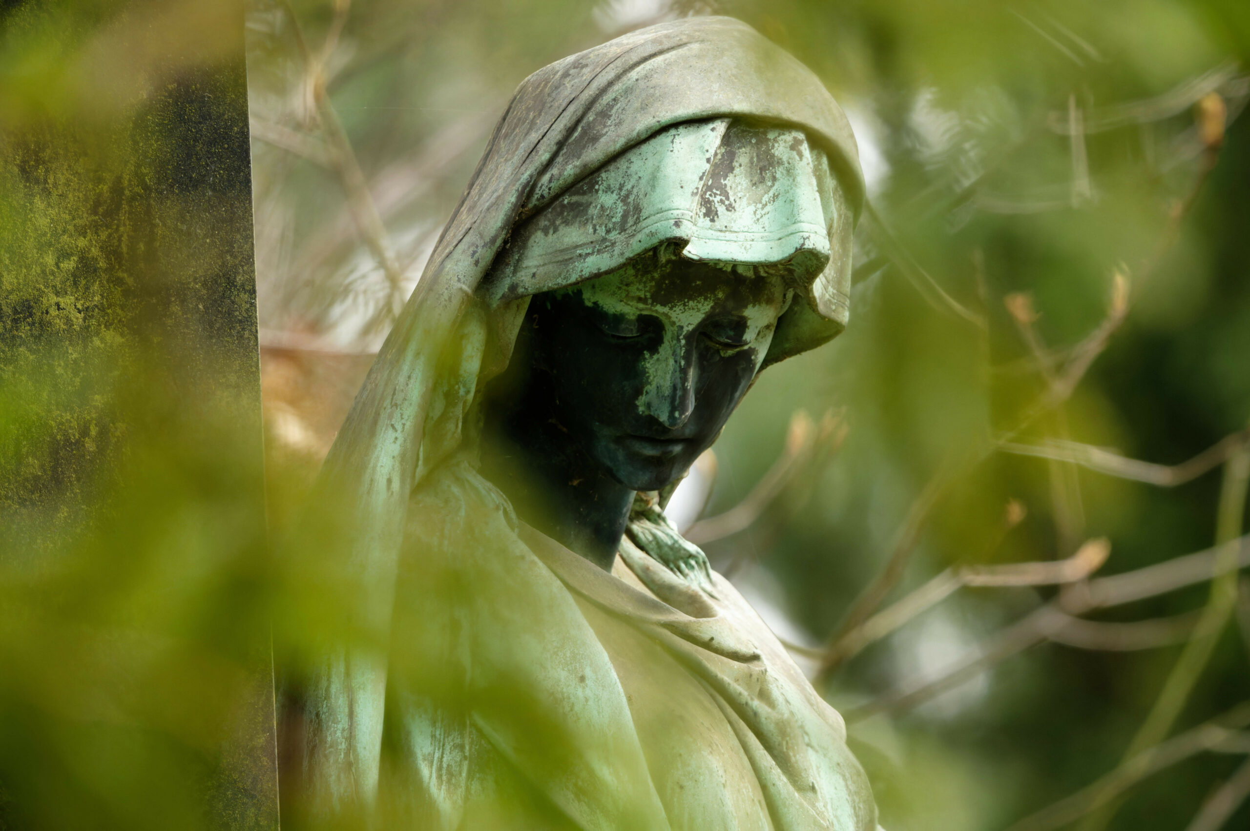 Bronzestatue auf einem Friedhof