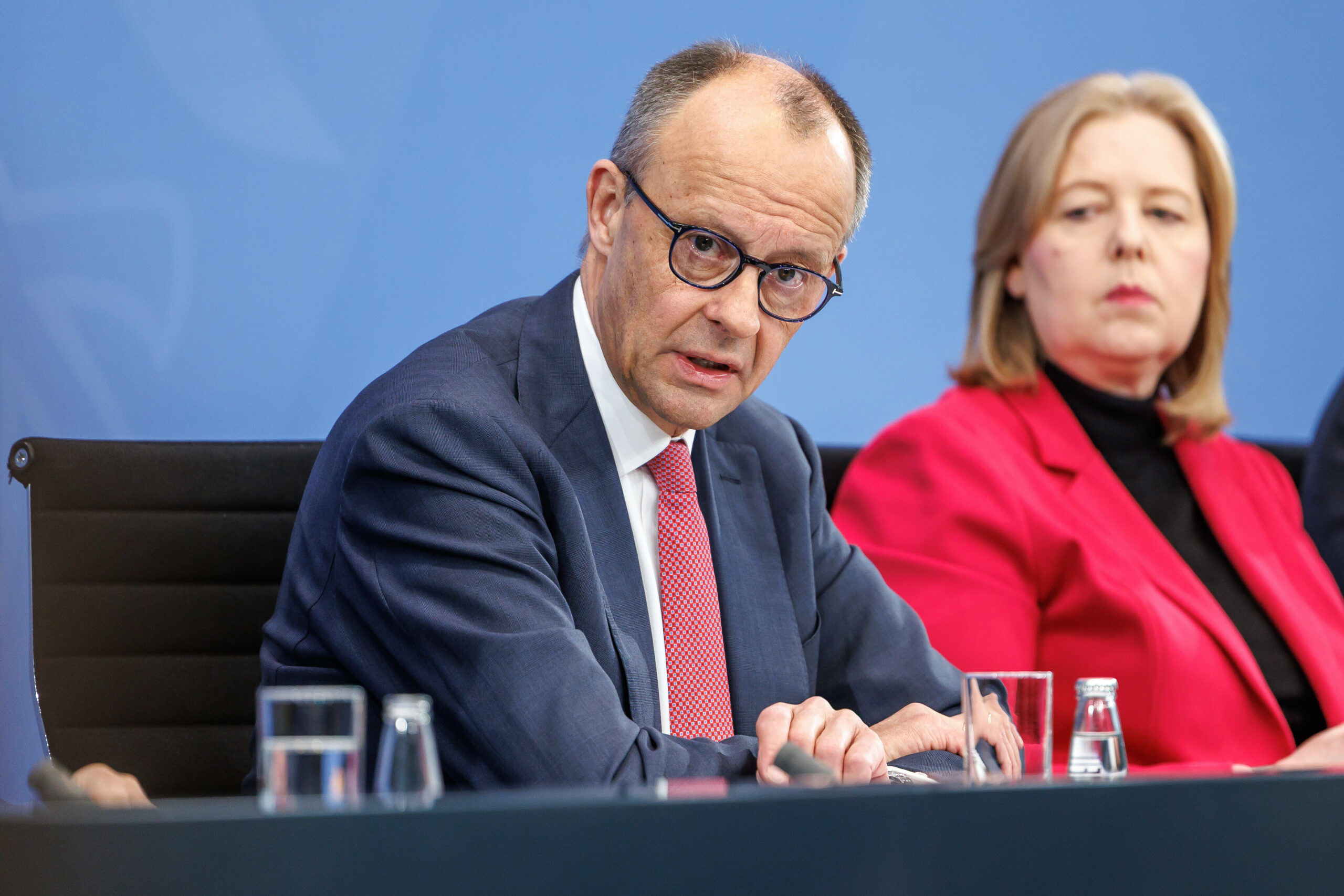 Kanzler Friedrich Merz (CDU) und Arbeitsministerin Bärbel Bas (SPD) wollen das Arbeitszeitgesetz flexibilisieren.