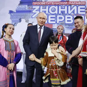 Wladimir Putin zeigt sich mit Angehörigen einer indigenen Minderheit. Doch öffentliche Auftritte sind selten. Meistens hockt er in einem Bunker.