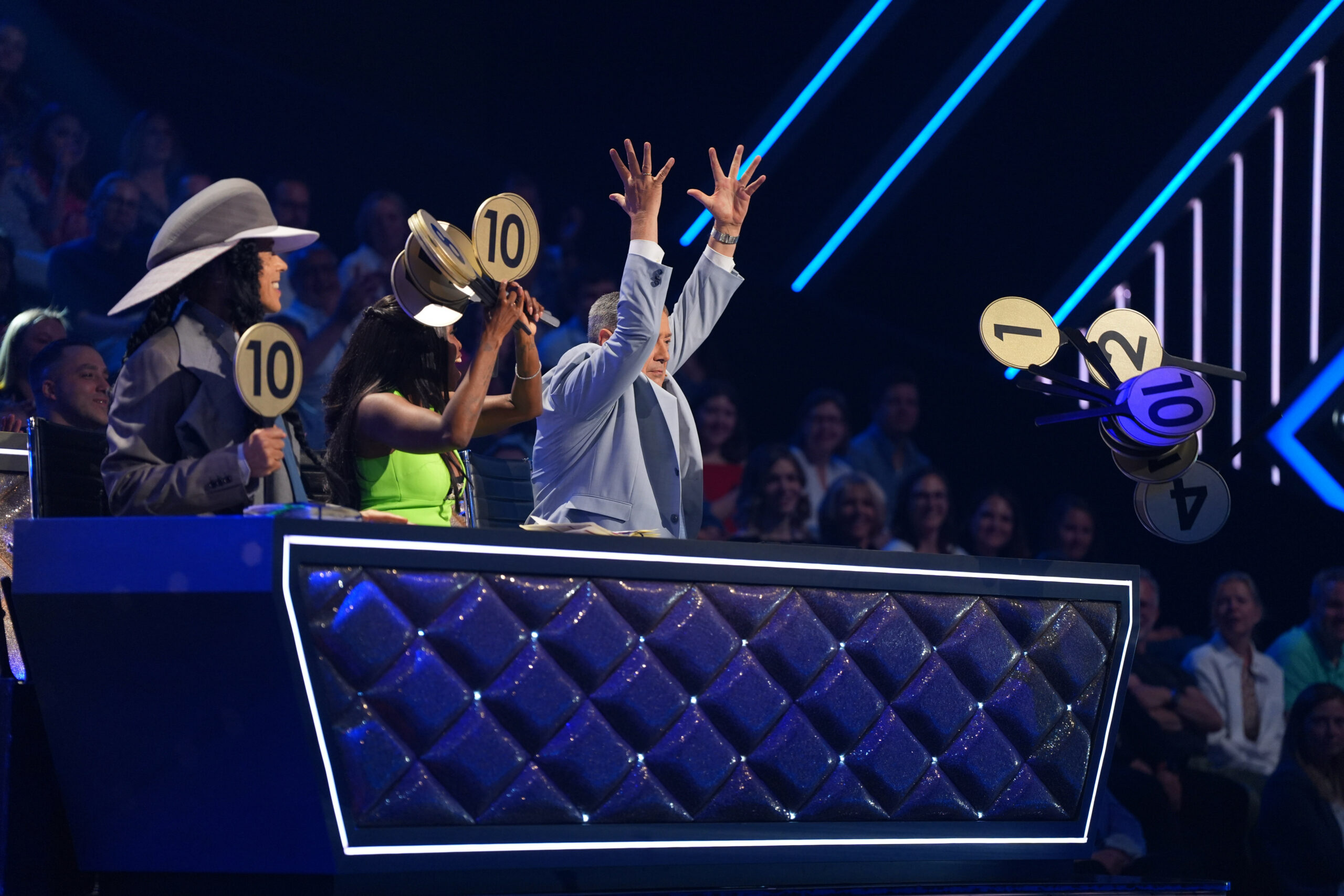 Da fliegen Juror Joachim Llambi glatt die Wertungs-Schilder aus der Hand. In Folge fünf von „Let's Dance“ ist viel passiert.