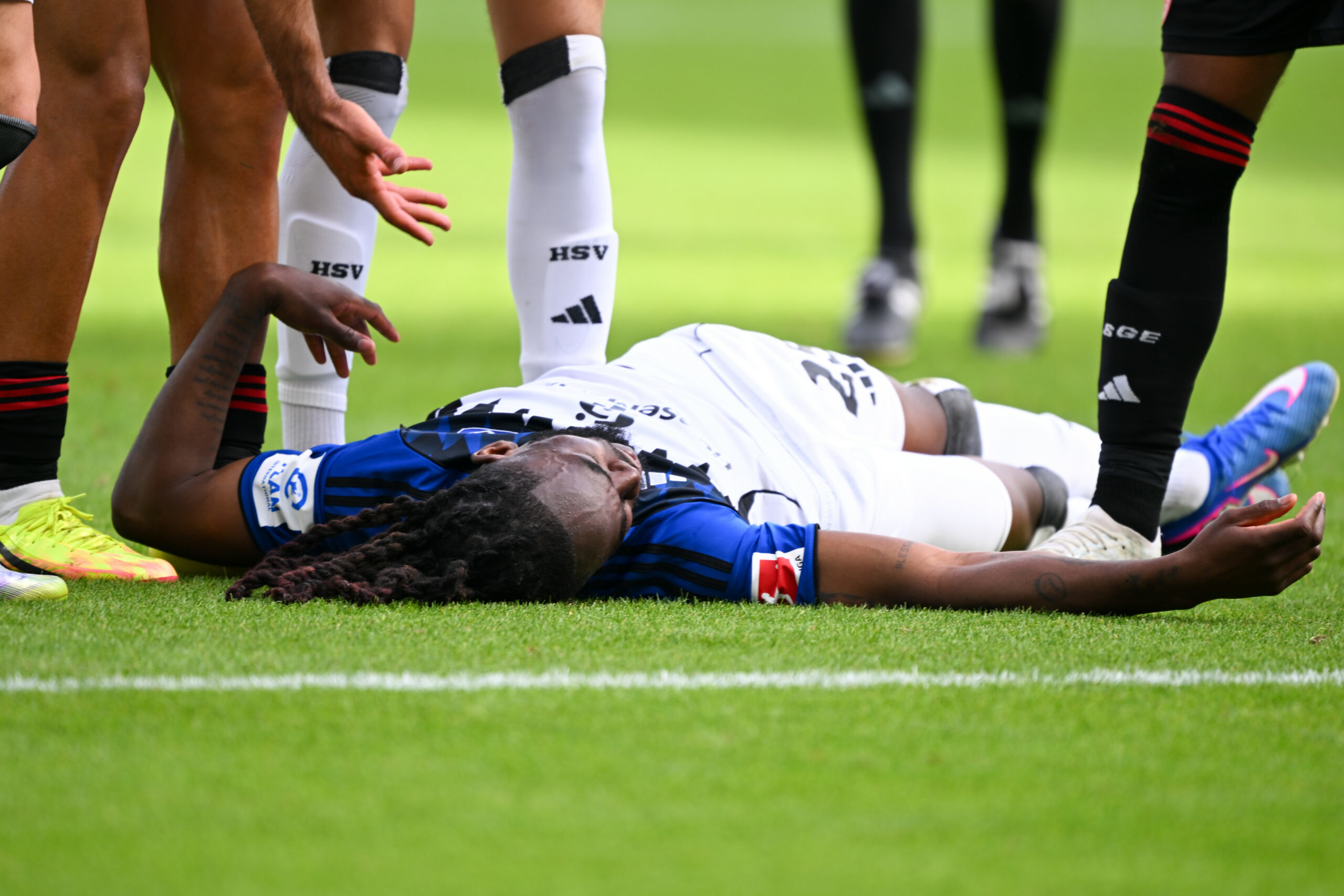 HSV-Verteidiger Jordan Torunarigha liegt am Boden