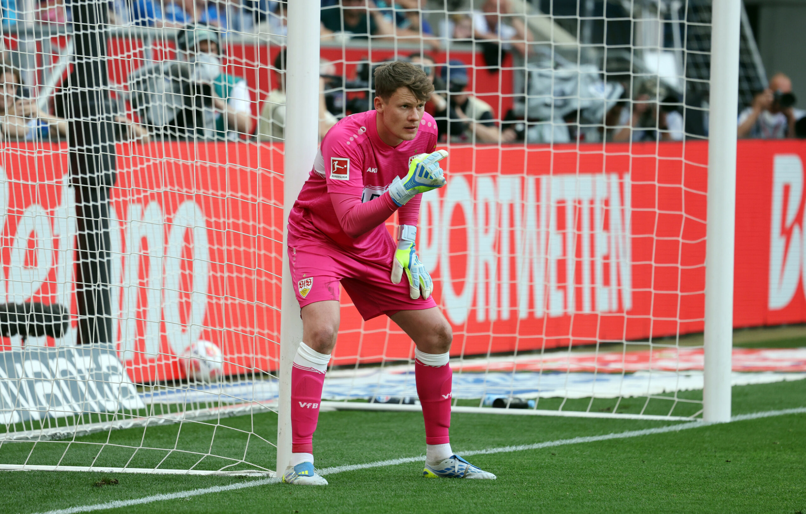Alexander Nübel gibt im Tor Anweisungen.