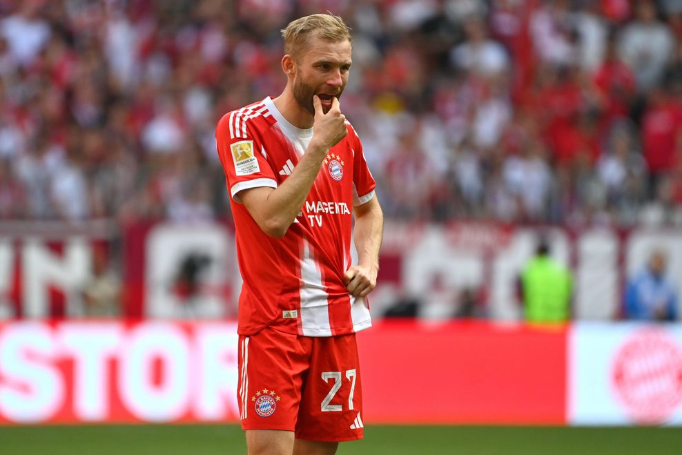 Konrad Laimer kratzt sich das Kinn im Spiel gegen den 1. FC Heidenheim