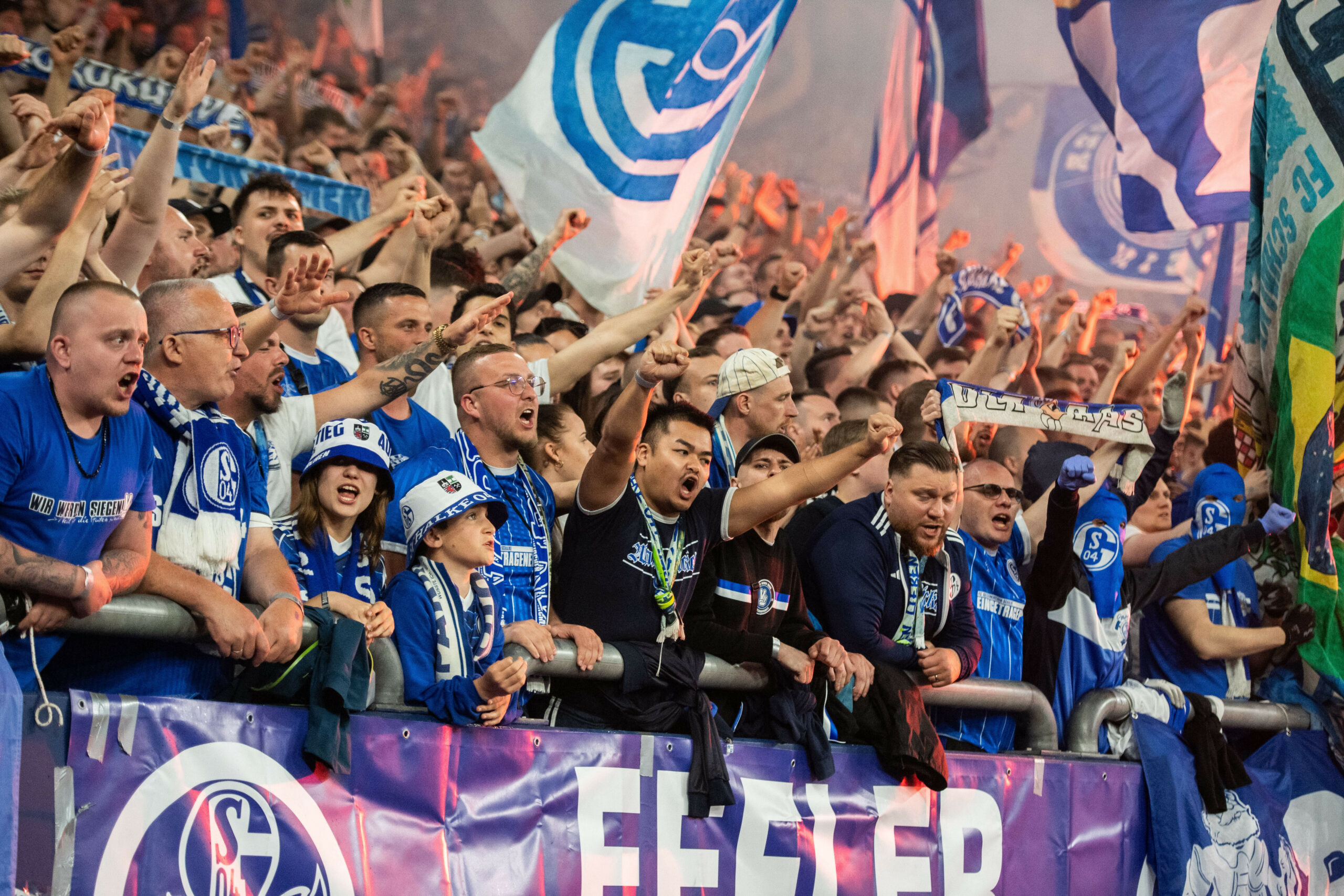 Schalke-Fans feiern den Aufstieg