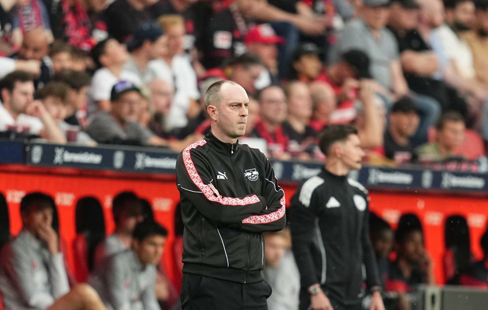 Ole Werner steht mit verschreckten Armen am Spielfeldrand in der Partie gegen Bayer Leverkusen