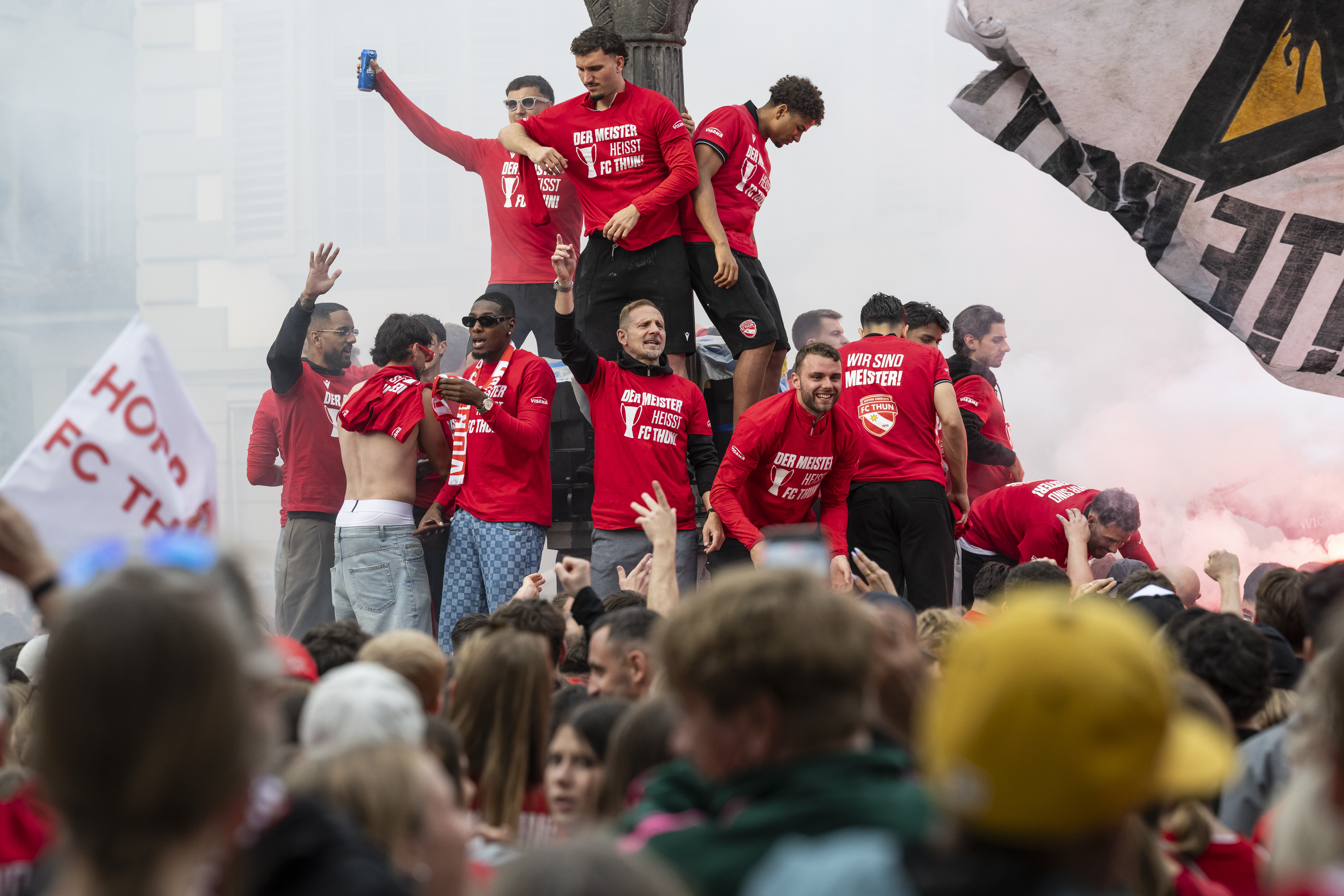 Die Profis des FC Thun lassen sich von der Menge feiern