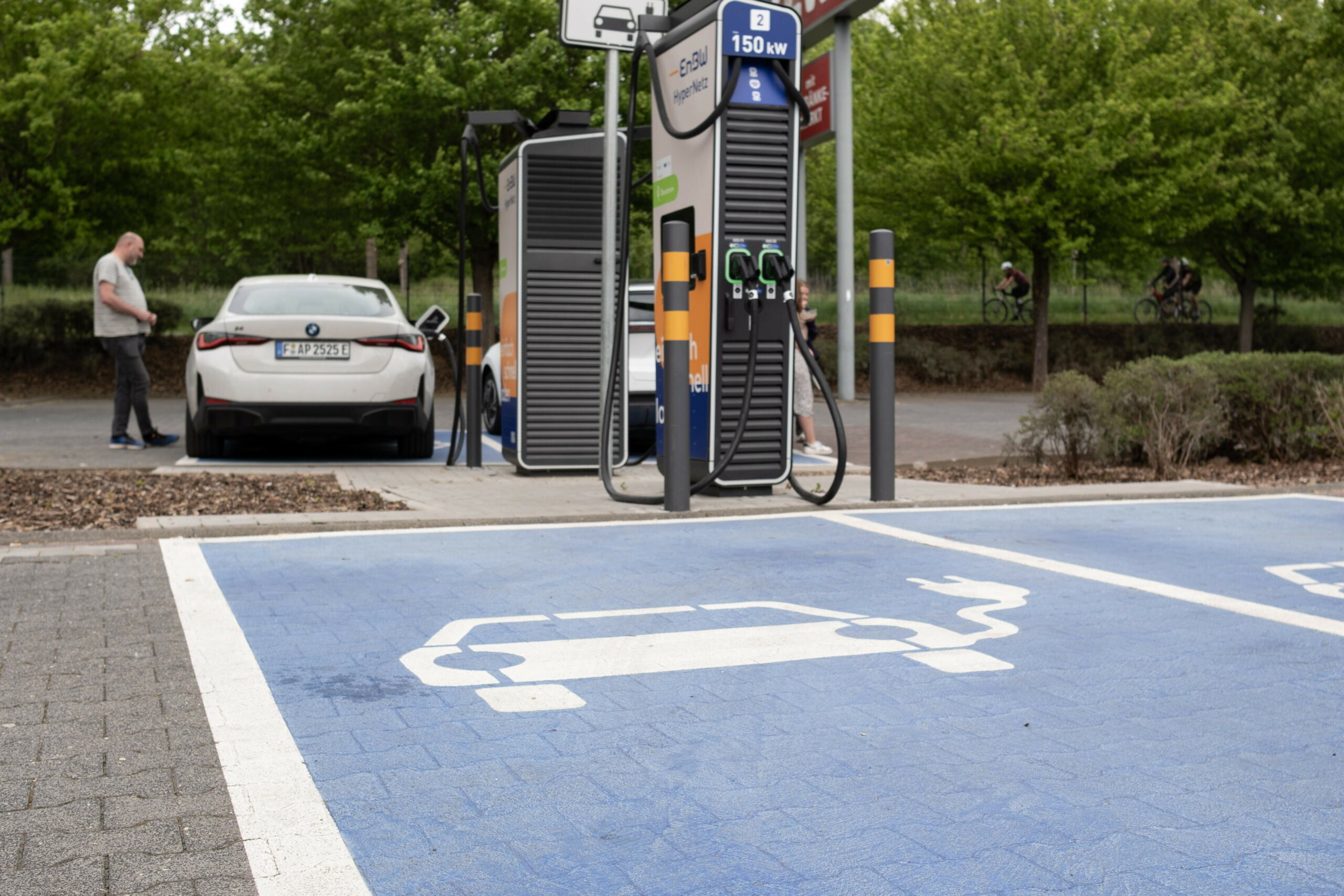 Elektroauto an Schnellladesäule auf Parkplatz