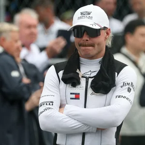 Valtteri Bottas mit verschränkten Armen