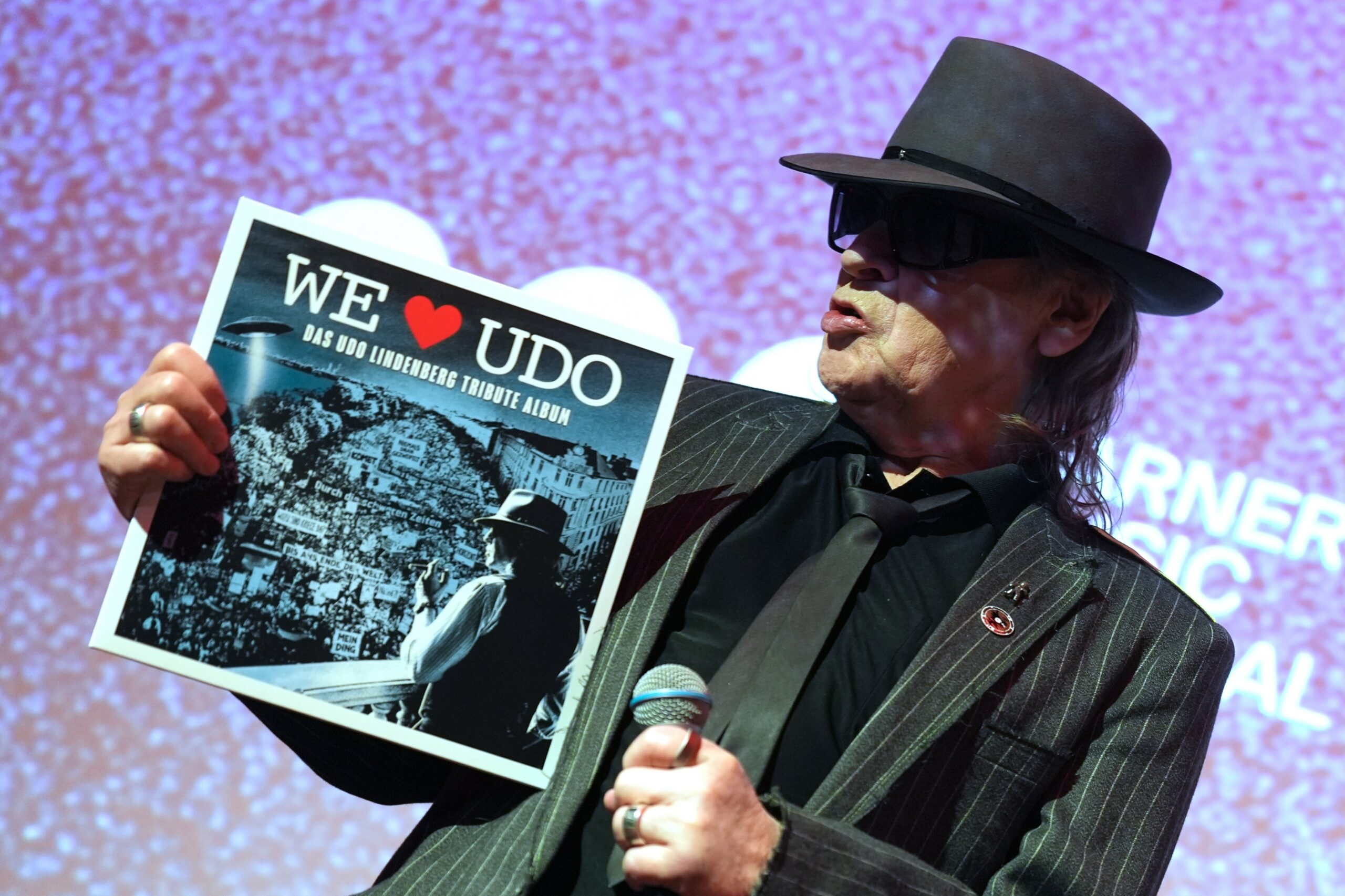 Udo Lindenberg mit neuem Album „We Love Udo“ in der Hand