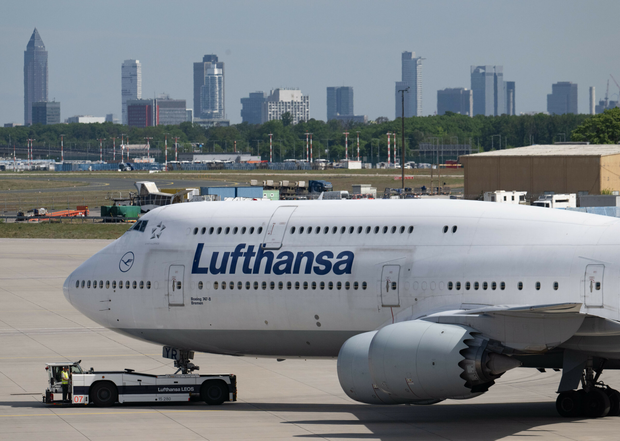 Eine Boeing 747 der Lufthansa rollt vor der Frankfurter Skyline zum Start (Symbolbild).