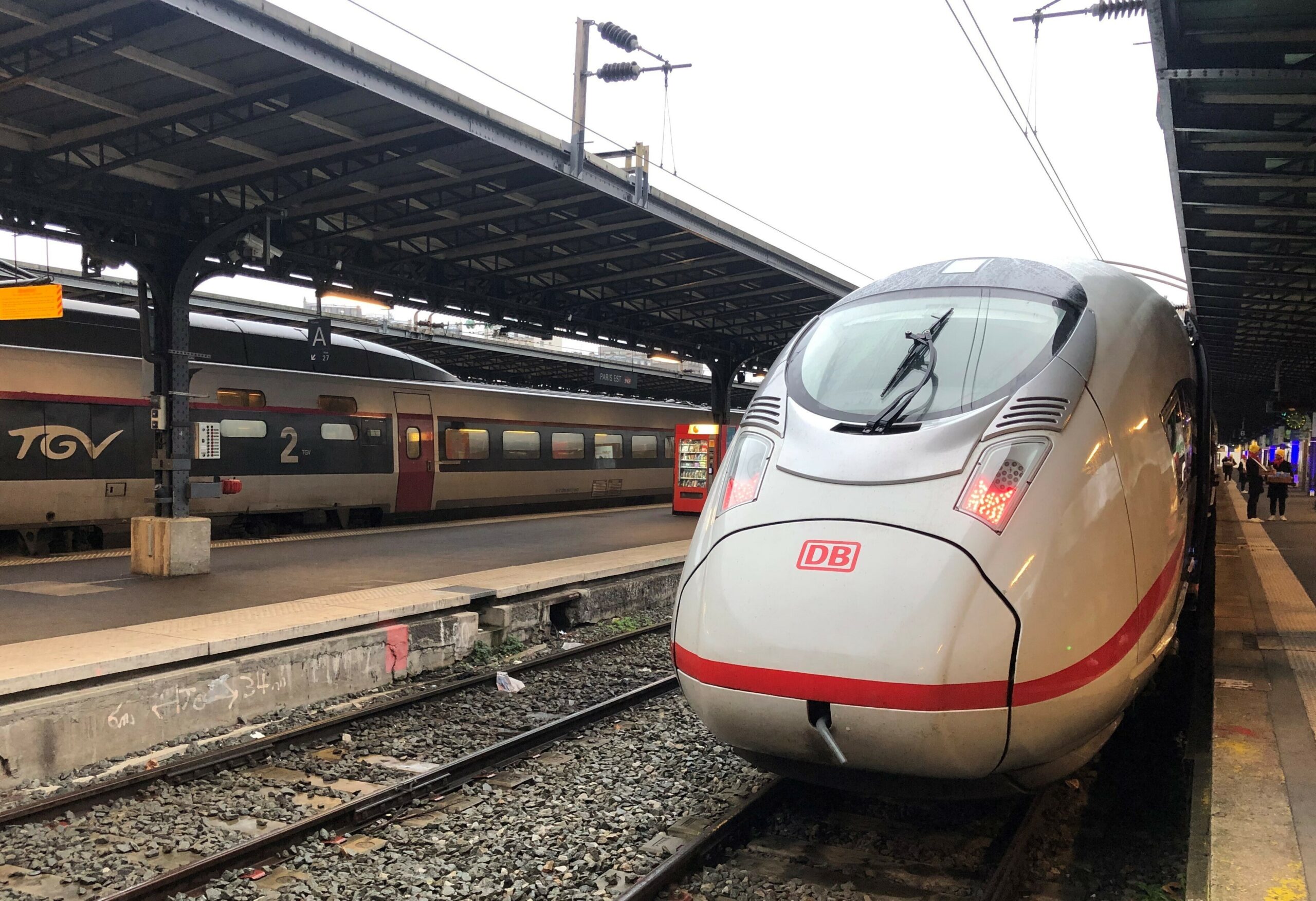 Der erste direkte ICE von Paris nach Berlin steht zur Abfahrt bereit.