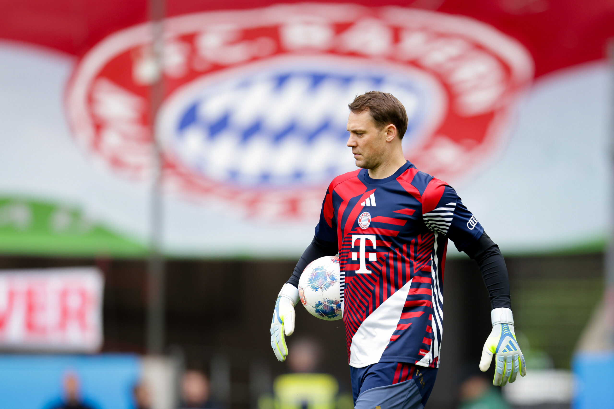 Manuel Neuer hat sich einen Ball unter den Arm geklemmt