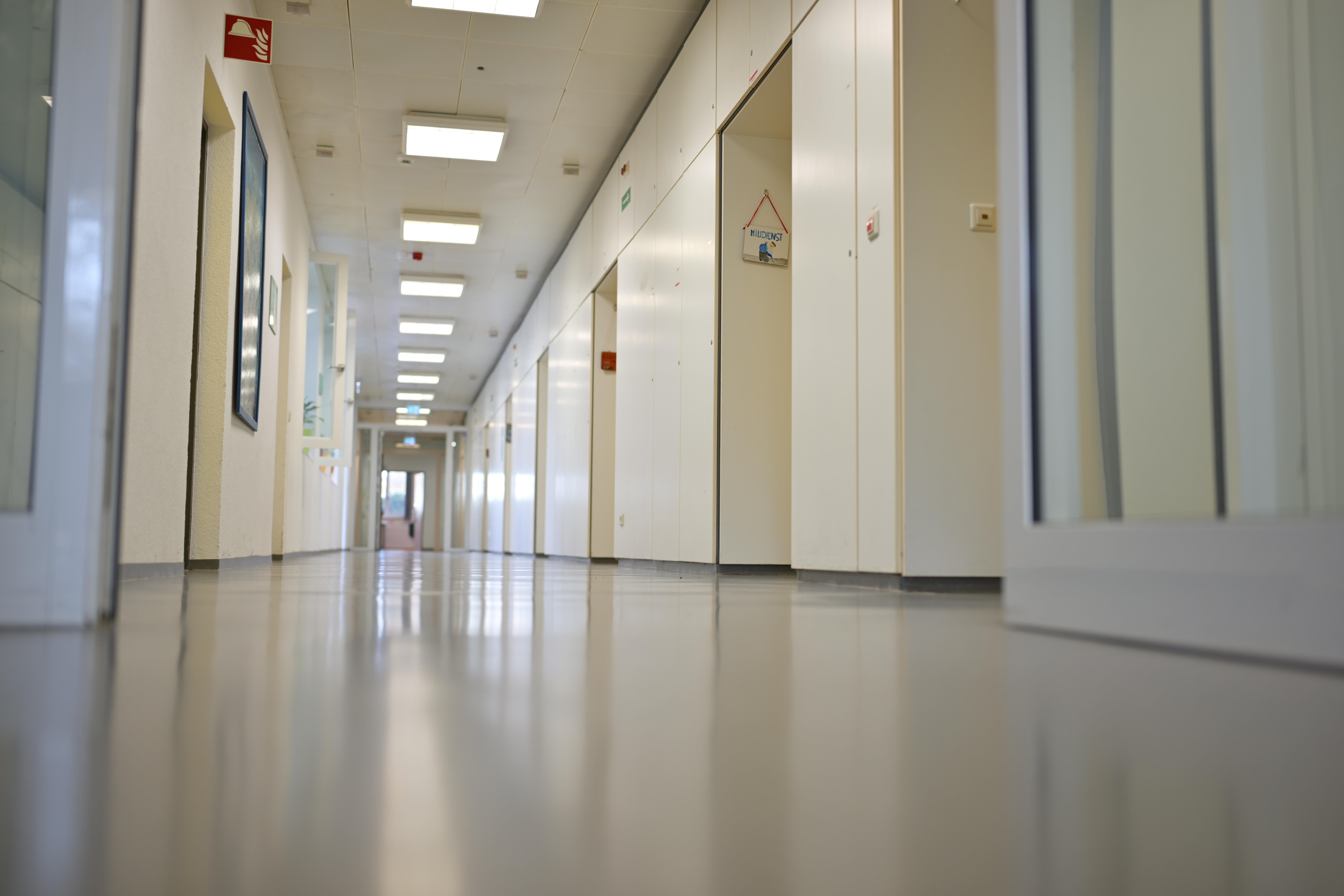 Ein Gang in einer psychiatrischen Klinik.