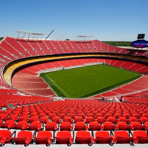 Innenansicht des Arrowhead Stadium in Kansas City mit roten Tribünen und Spielfeld. Die Arena gehört zu den Spielorten der Fußball-WM 2026.