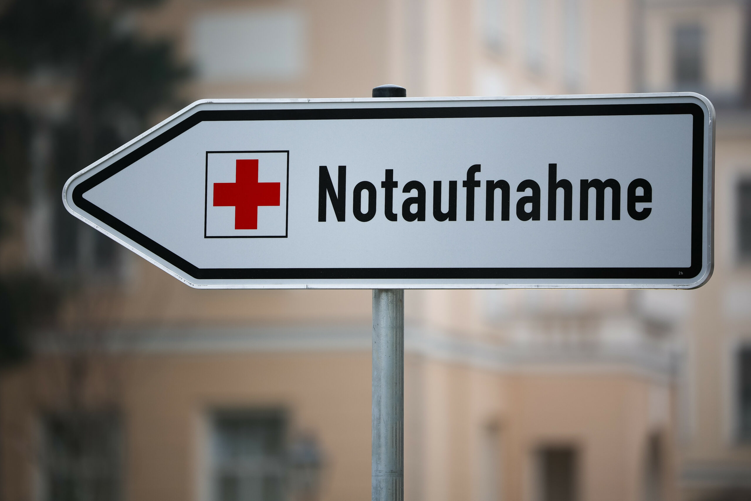 Ein Schild weist den Weg zur Notaufnahme. (Symbolbild)