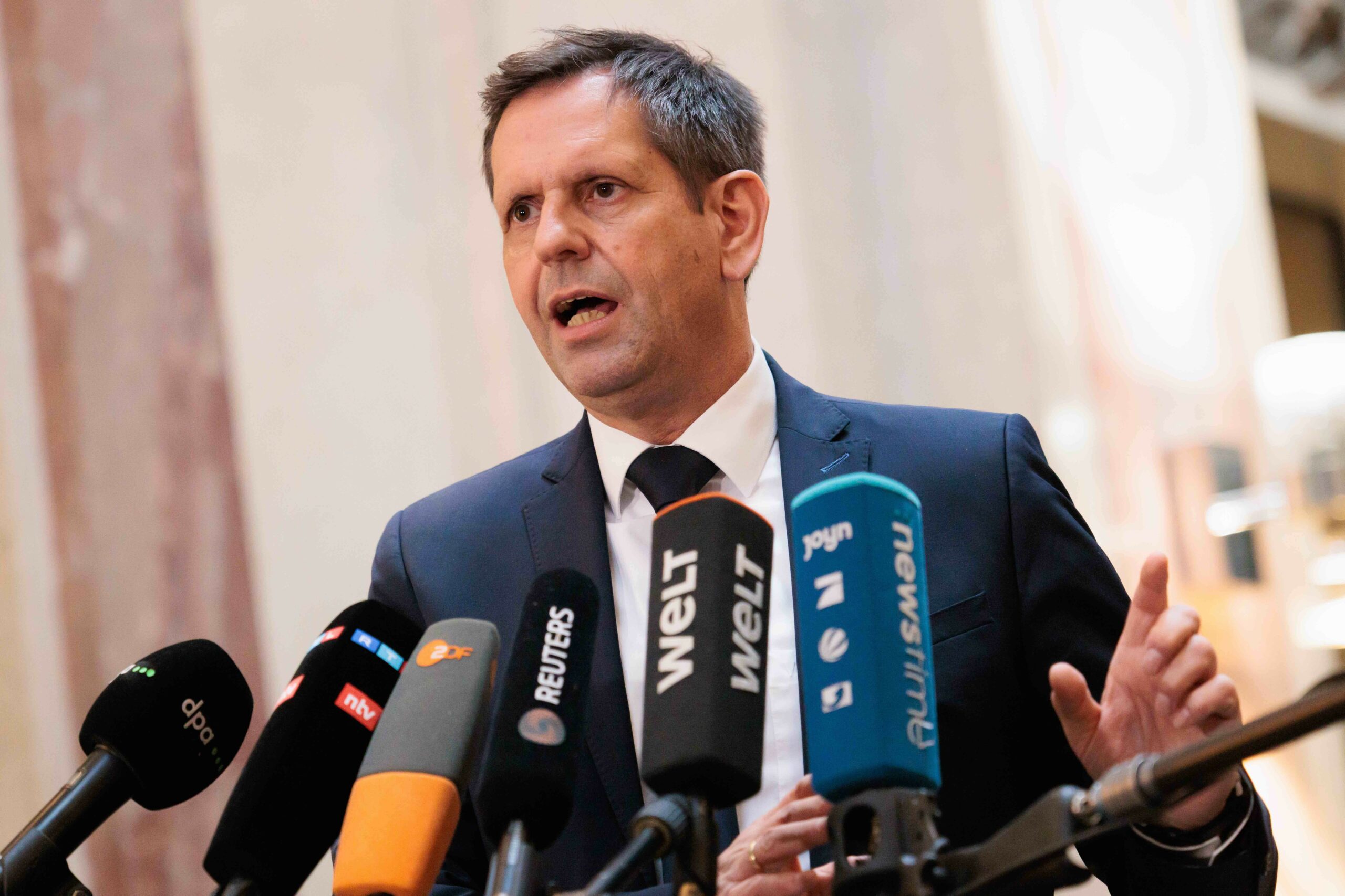 Olaf Lies bei einer Pressekonferenz