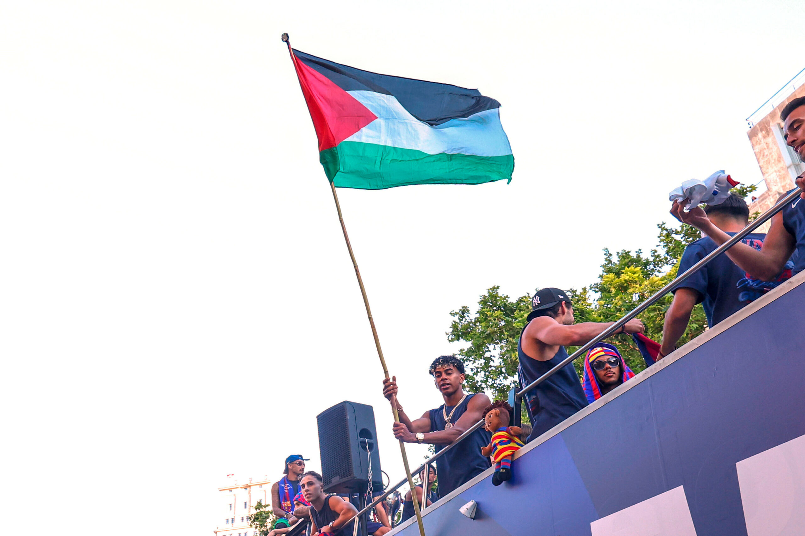 Lamine Yamal hält eine Palästina-Flagge