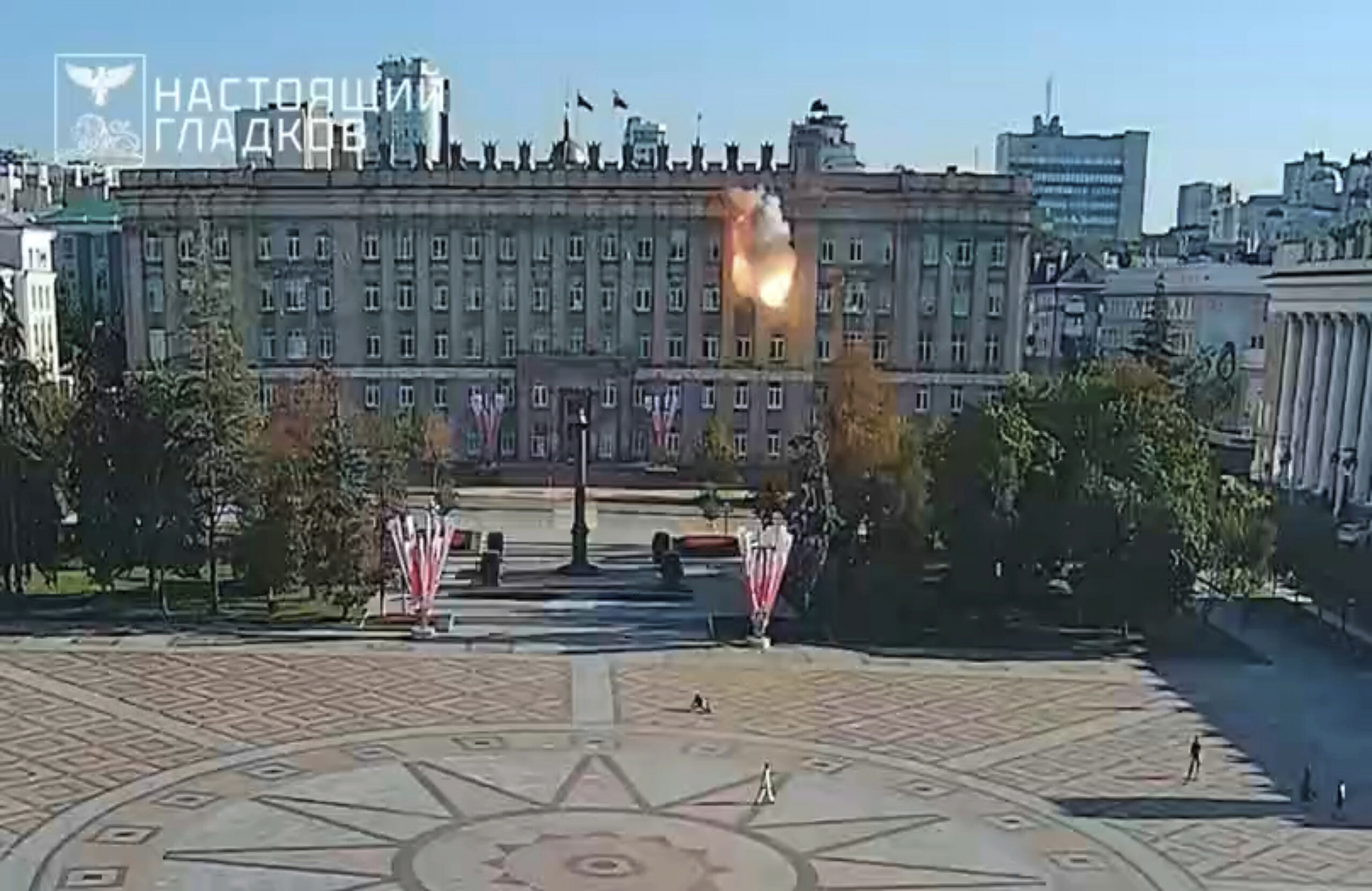 Flammen an einem Verwaltungsgebäude nach einem Drohnenangriff der ukrainischen Streitkräfte auf die Stadt Belgorod (Archivbild)