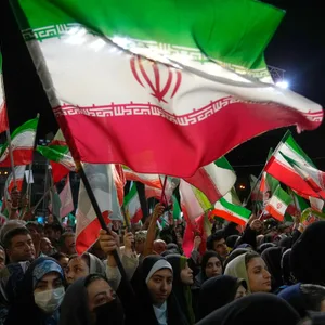 Menschenmenge mit iranischen Flaggen