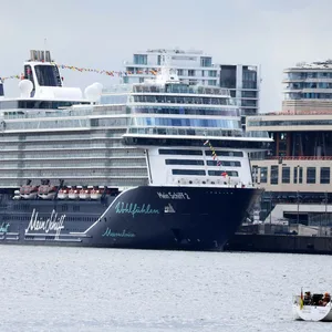 Kreuzfahrtschiff im Hafen der Hamburger Hafencity
