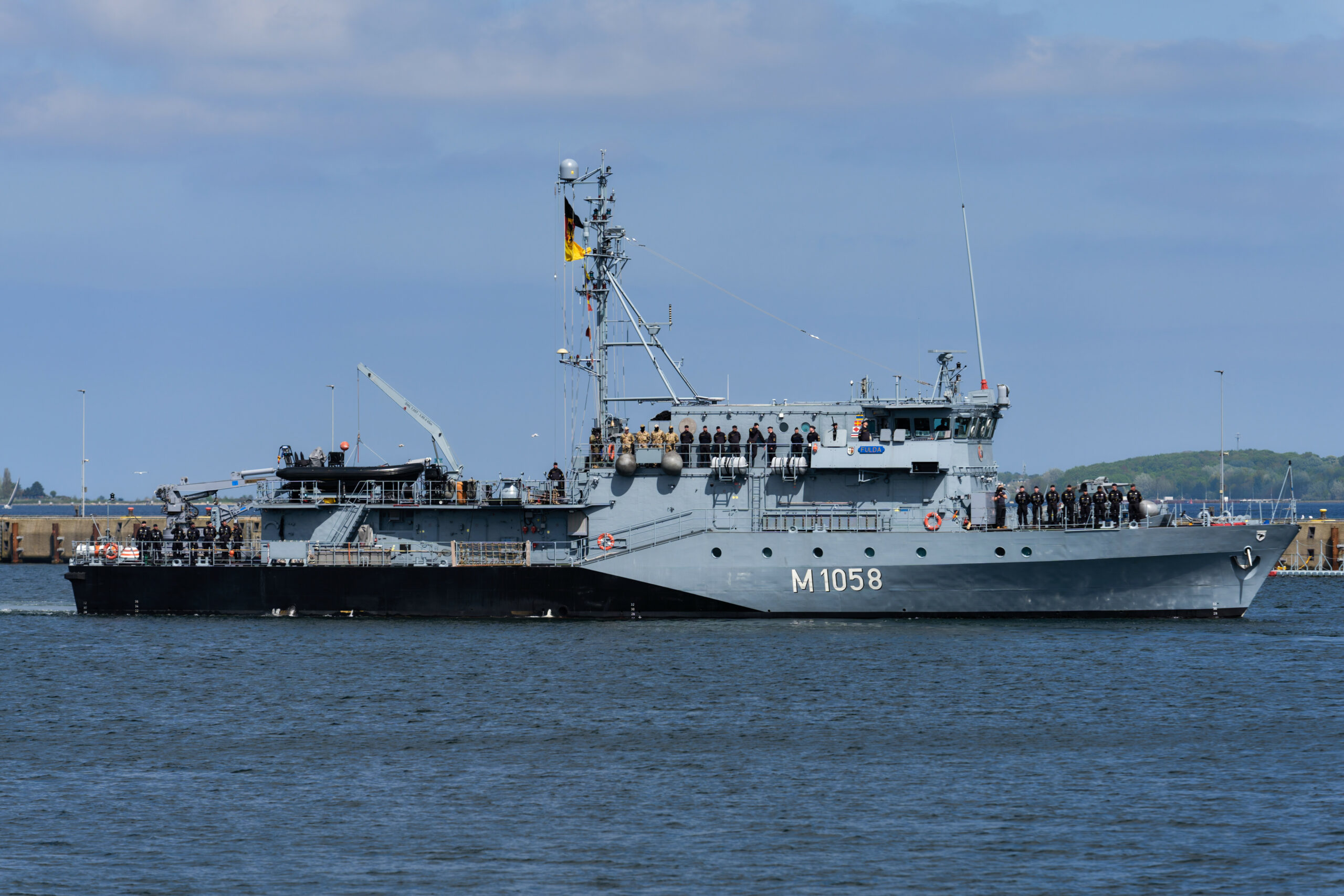 Das Minenjagdboot „Fulda“ läuft vom Marinestützpunkt Kiel in Richtung Mittelmeer aus. Die Verlegung erfolgt im Rahmen einer Vorausstationierung für einen möglichen Einsatz in der Straße von Hormus.