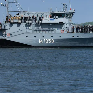 Das Minenjagdboot „Fulda“ läuft vom Marinestützpunkt Kiel in Richtung Mittelmeer aus. Die Verlegung erfolgt im Rahmen einer Vorausstationierung für einen möglichen Einsatz in der Straße von Hormus.
