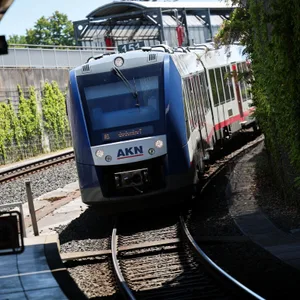 Zug der Eisenbahngesellschaft AKN