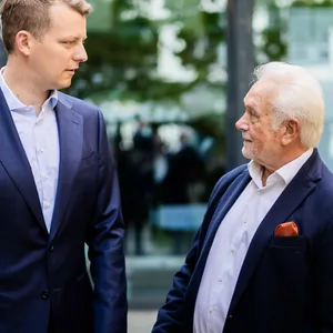 Henning Höne (l.) hat seine Kandidatur für den FDP-Vorsitz zugunsten Wolfgang Kubickis zurückgezogen.