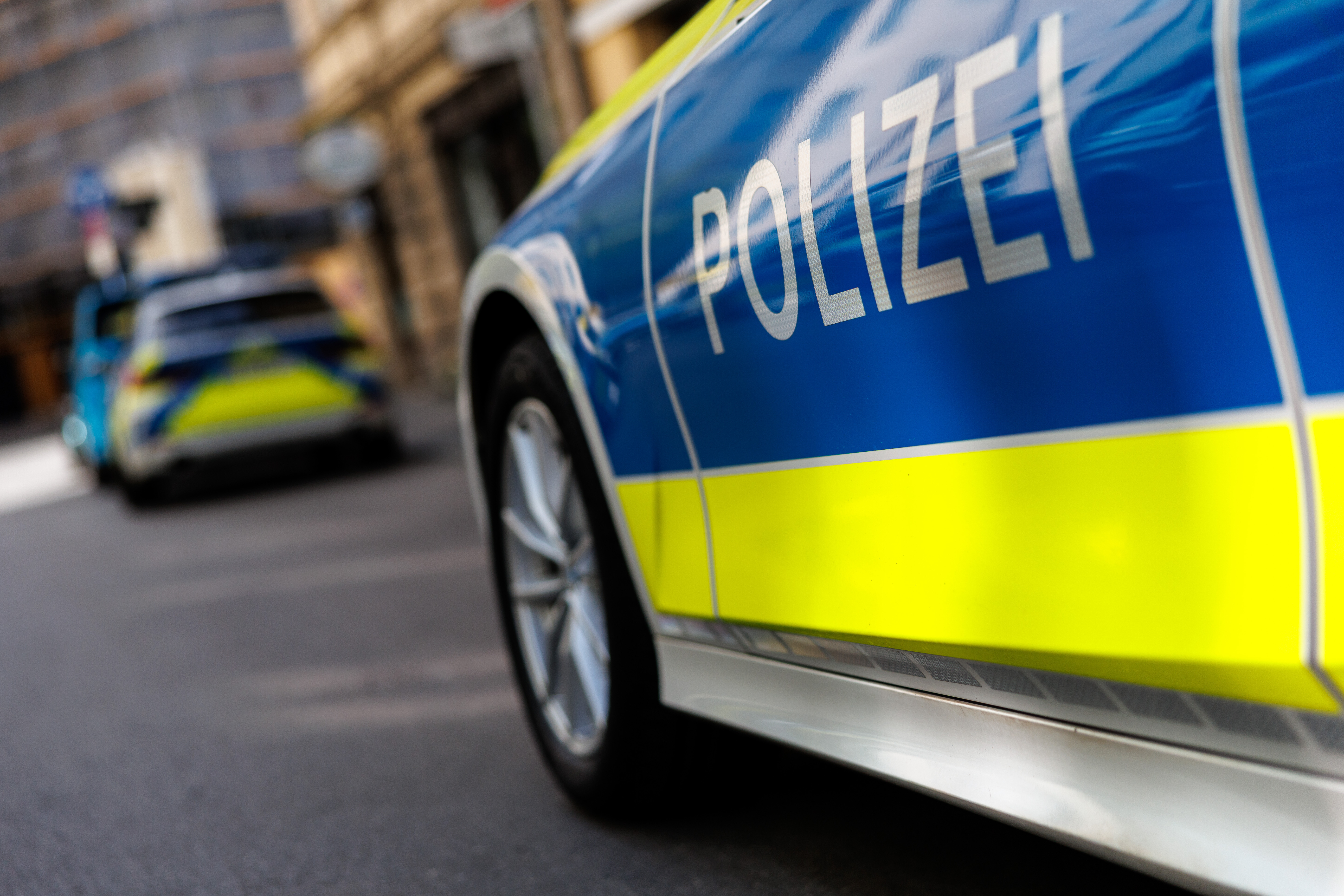 Teens klauen werbeaufstelle in Uelzen – Autofahrer hilf bei Verfolgung der Täter und sorgt für Festnahme