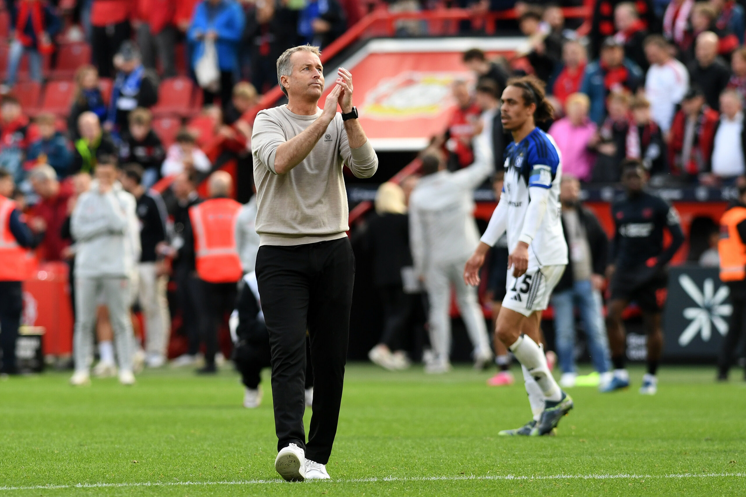 Kasper Hjulmand applaudiert den Leverkusen-Fans