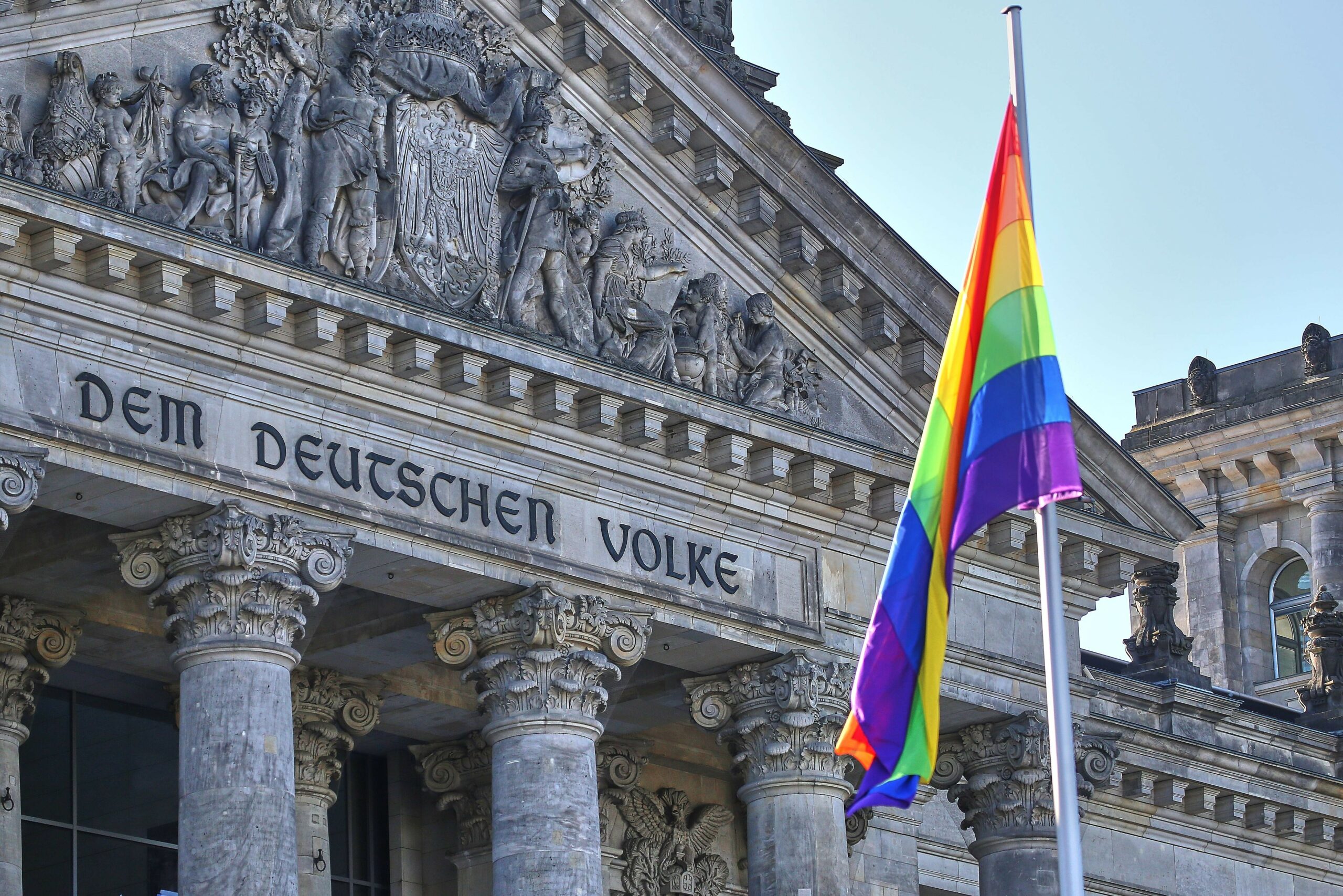 Regenbogenflaggen am Reichstag