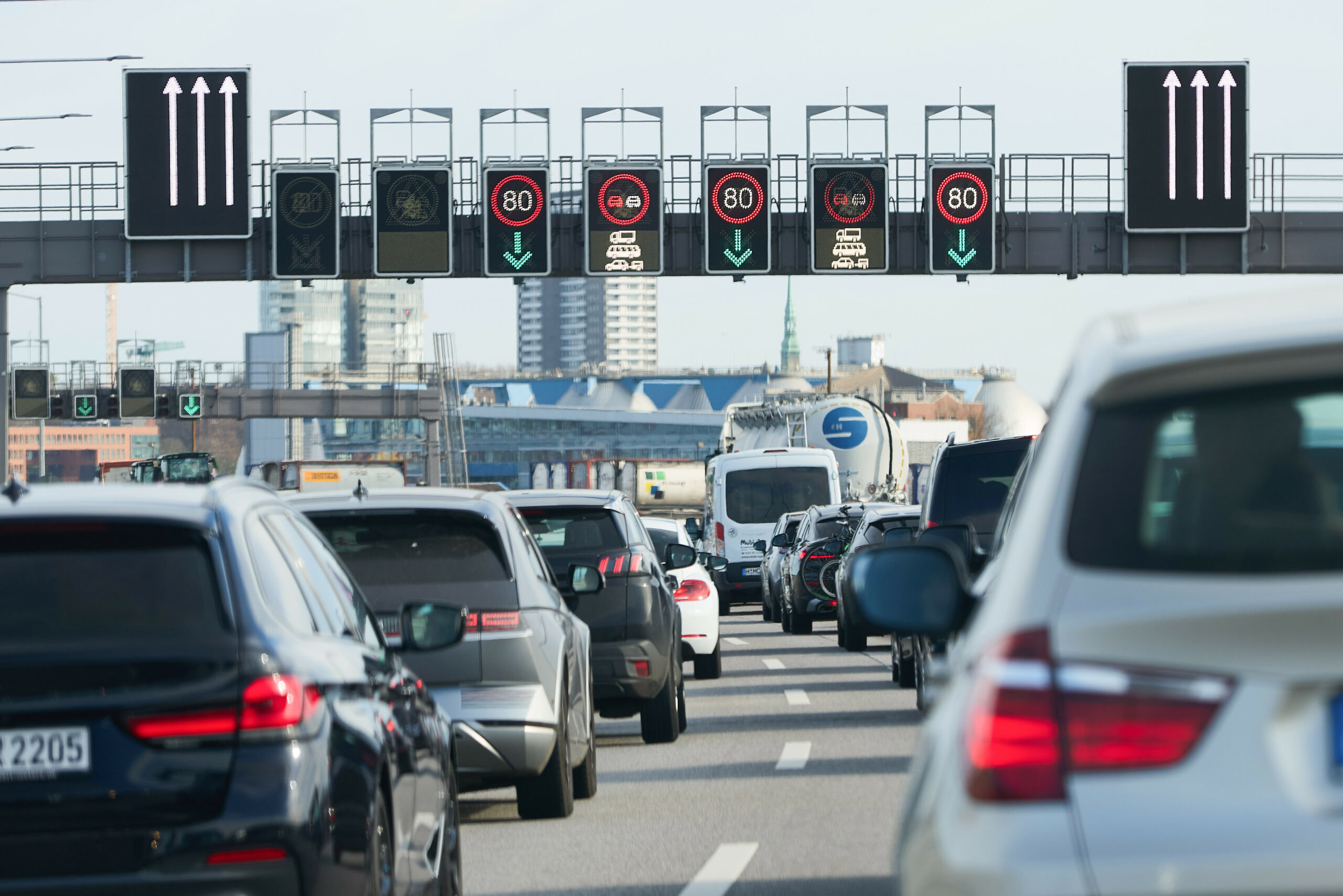 Südlich des Elbtunnels bildet sich ein Stau.