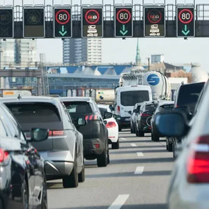Südlich des Elbtunnels bildet sich ein Stau.