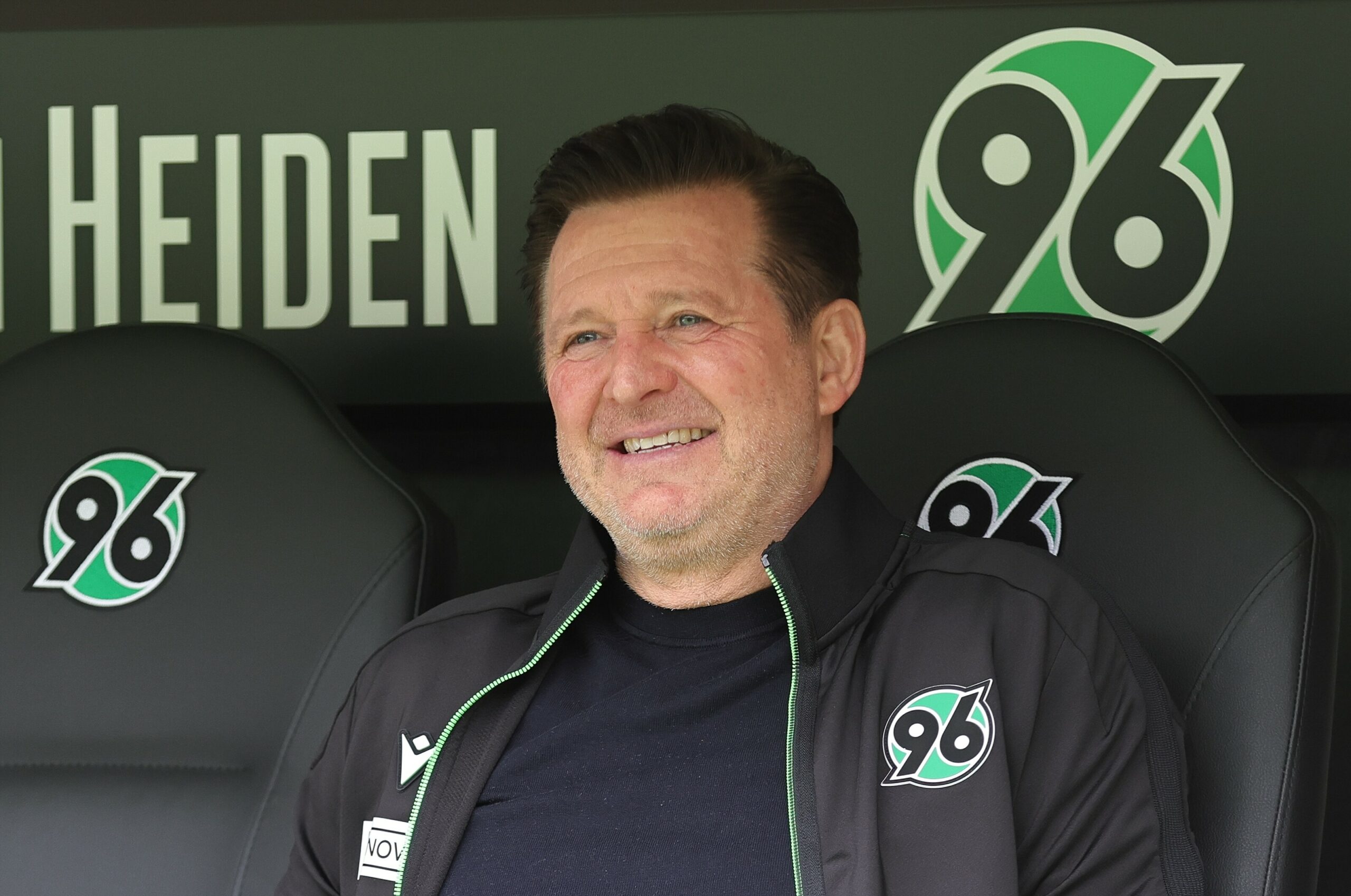 Christian Titz sitzt auf der Bank von Hannover 96