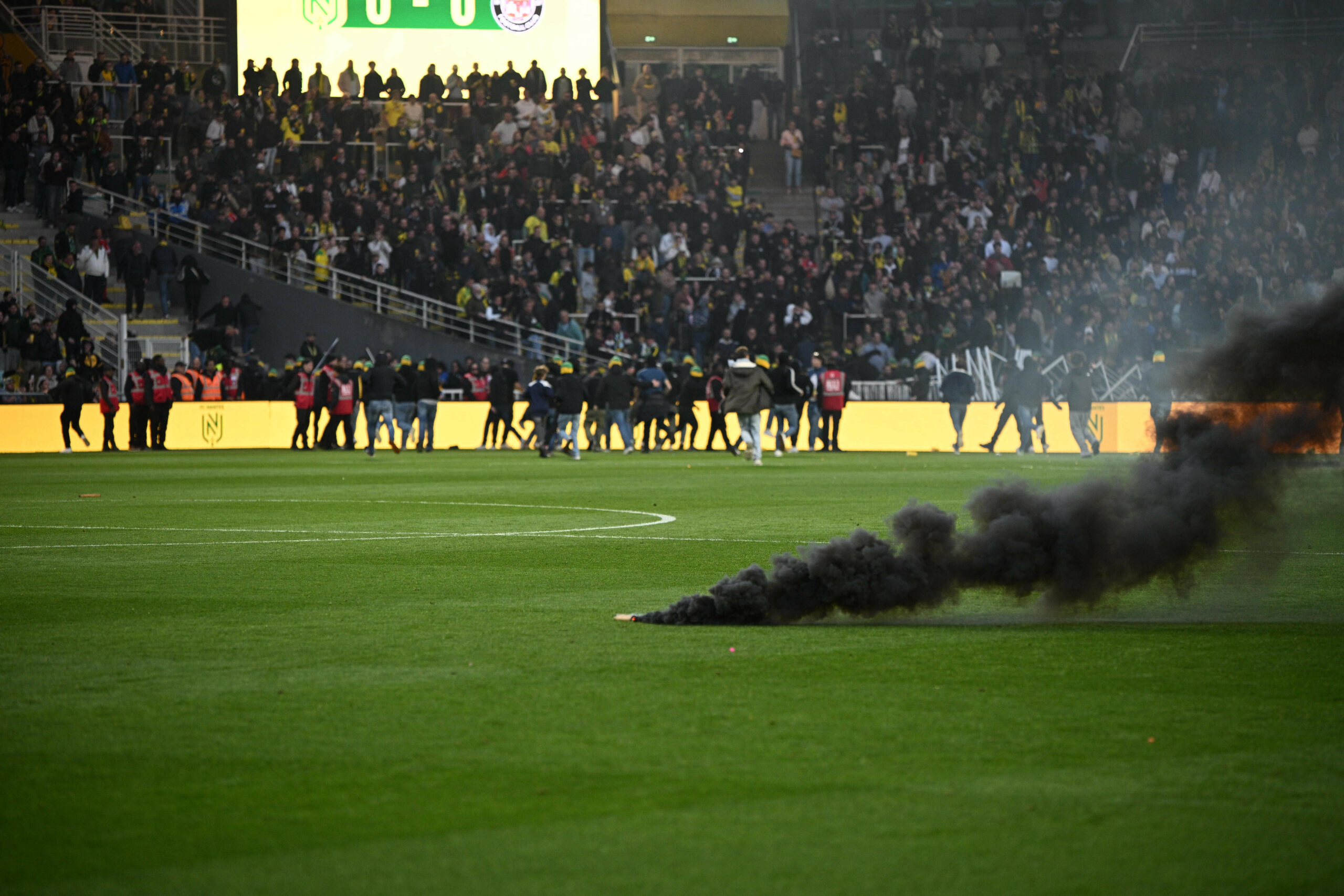 Nantes-Fans stürmen das Spielfeld