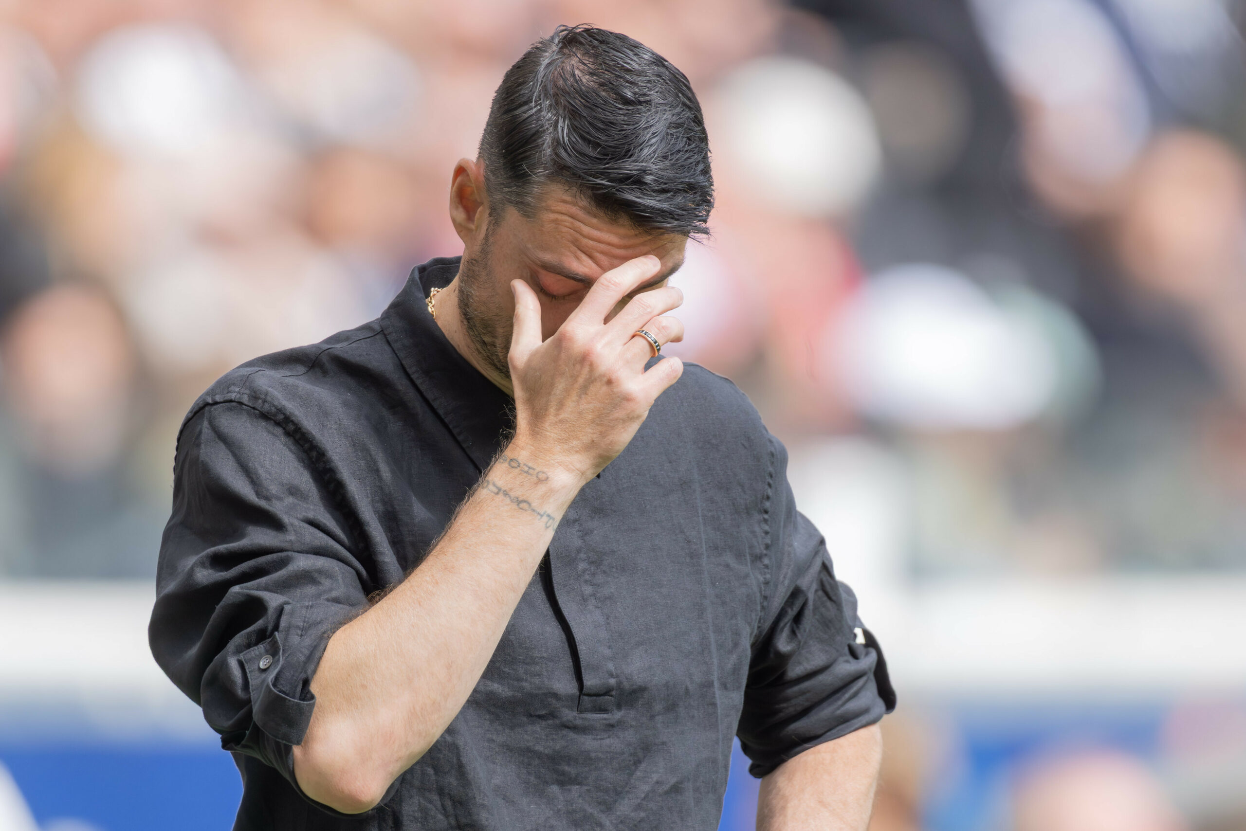 Albert Riera fasst sich mit der Hand ins Gesicht
