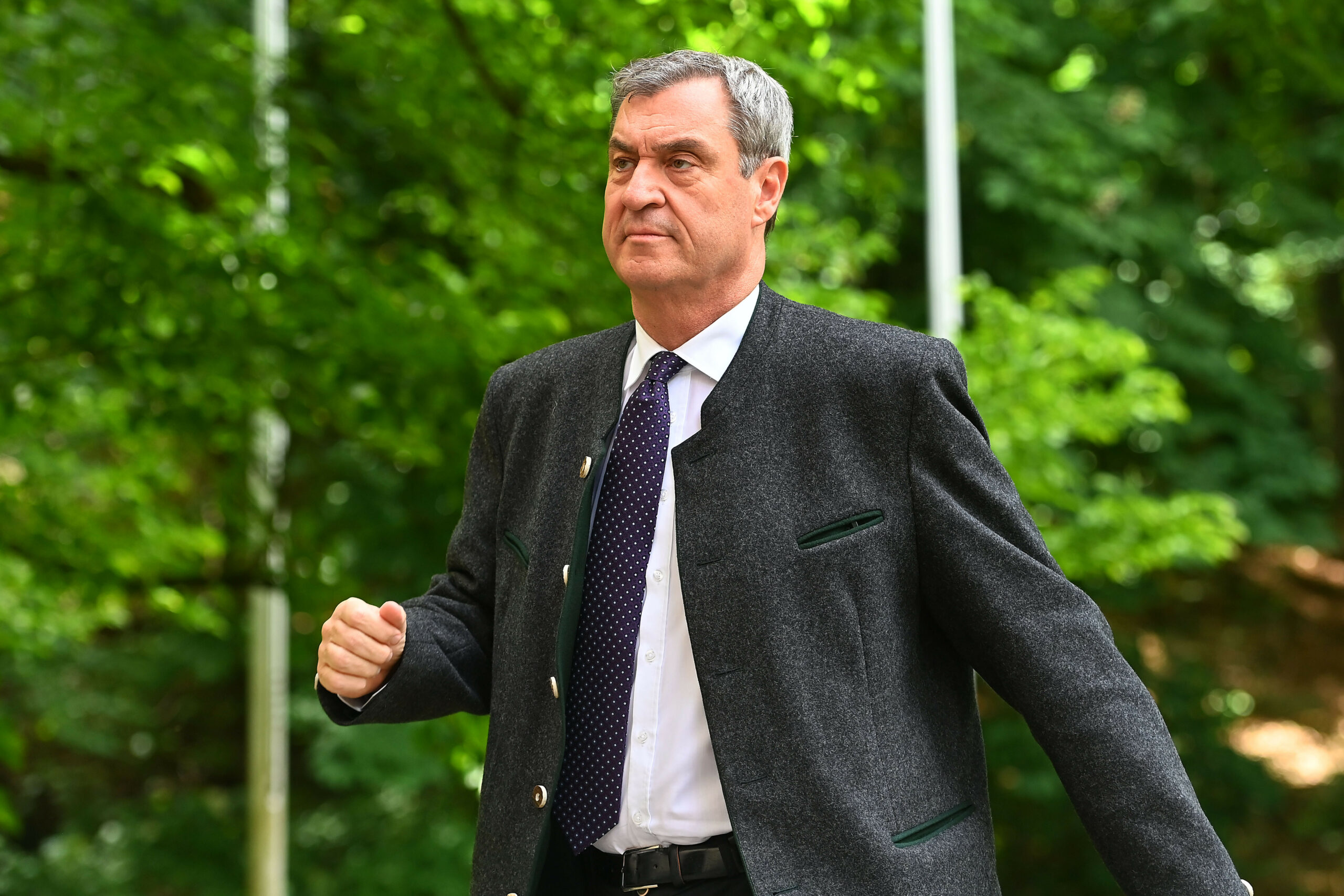 Mann im Trachtenjanker und entschlossenem Blick