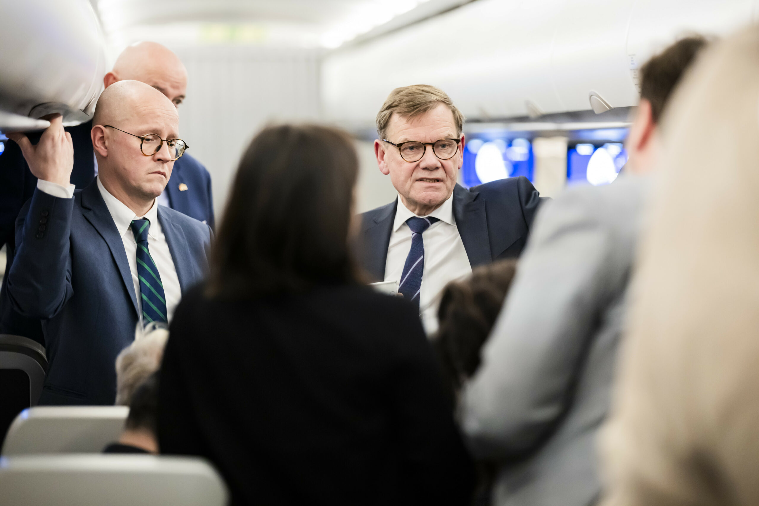 Johann Wadephul (Mitte r, CDU), Außenminister, äußert sich auf dem Rückflug von Vilnius nach Berlin im A321LR der Luftwaffe bei einem Hintergrundgespräch mit Journalisten.