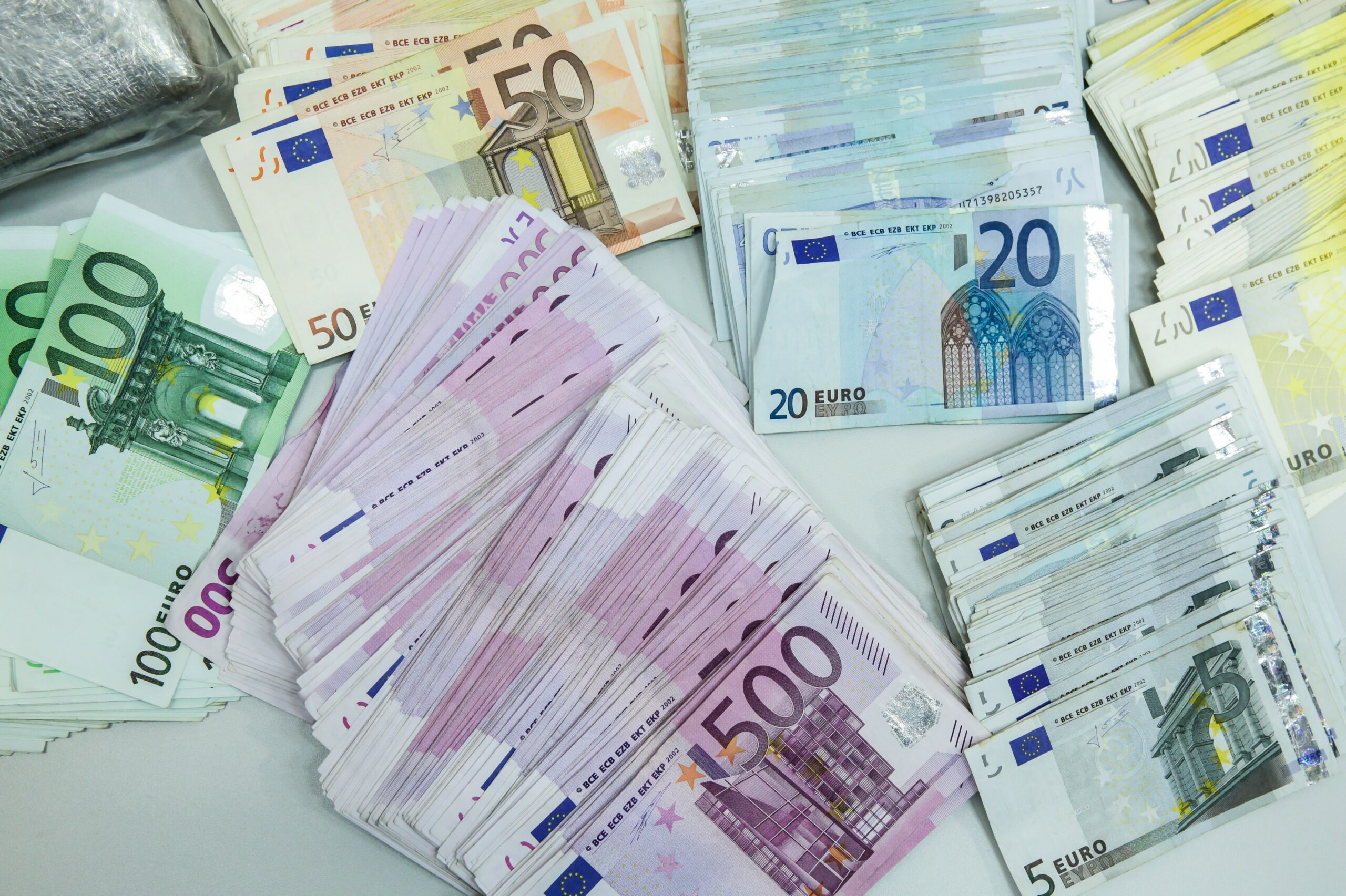 Euro-Geldscheine liegen auf dem Tisch (Symbolbild).