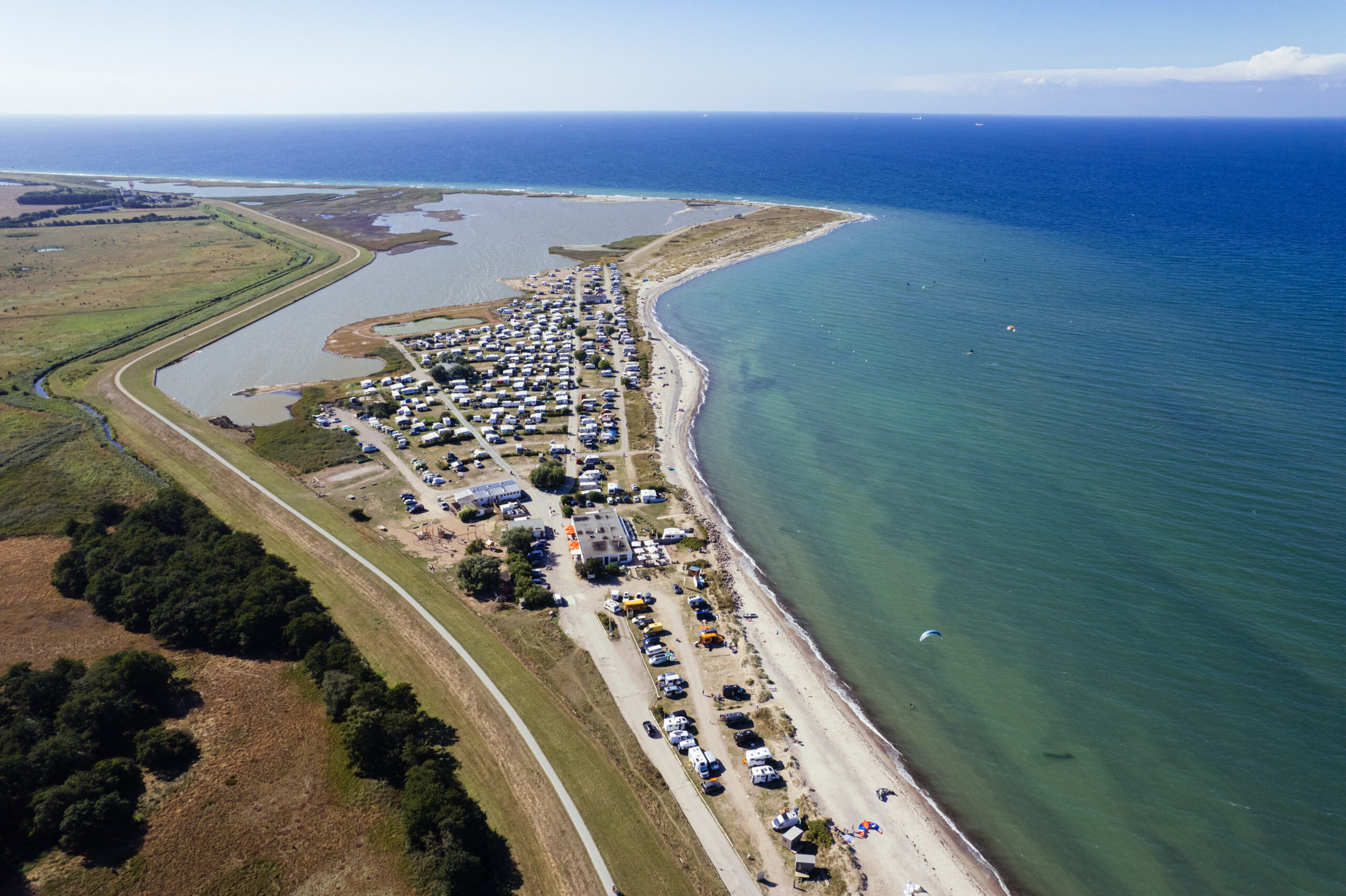 Zelten mit Meerblick: das „Ahoi“-Camp auf Fehmarn.