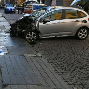 Auto fährt in Modena in Menschenmenge