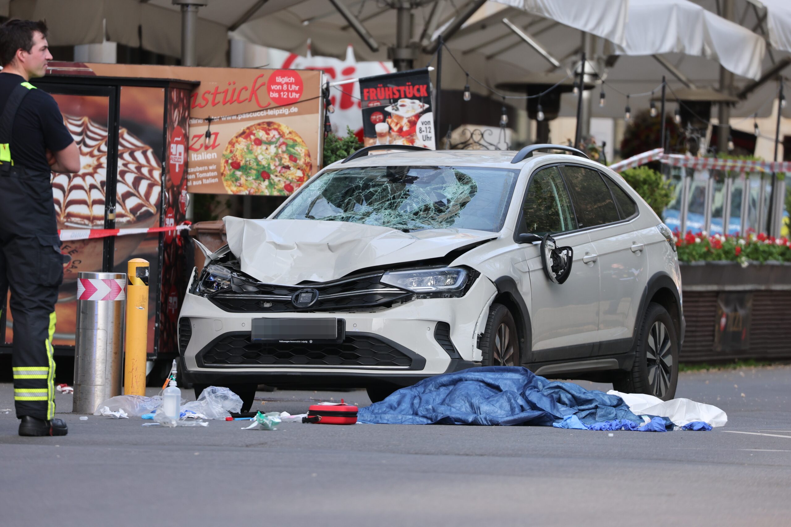 In der Leipziger Innenstadt ist ein Auto in eine Menschengruppe gefahren – es gab Tote und Verletzte.