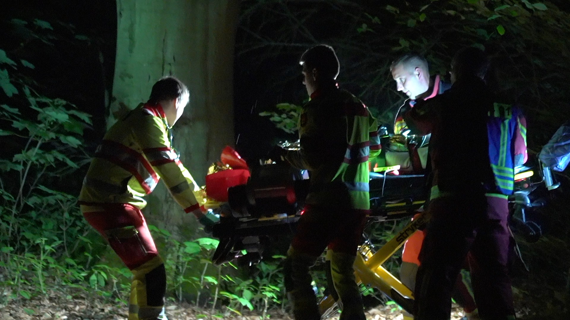 Medizinischer Notfall: Einsatzkräfte versorgten in der Nacht zu Mittwoch drei junge Menschen.