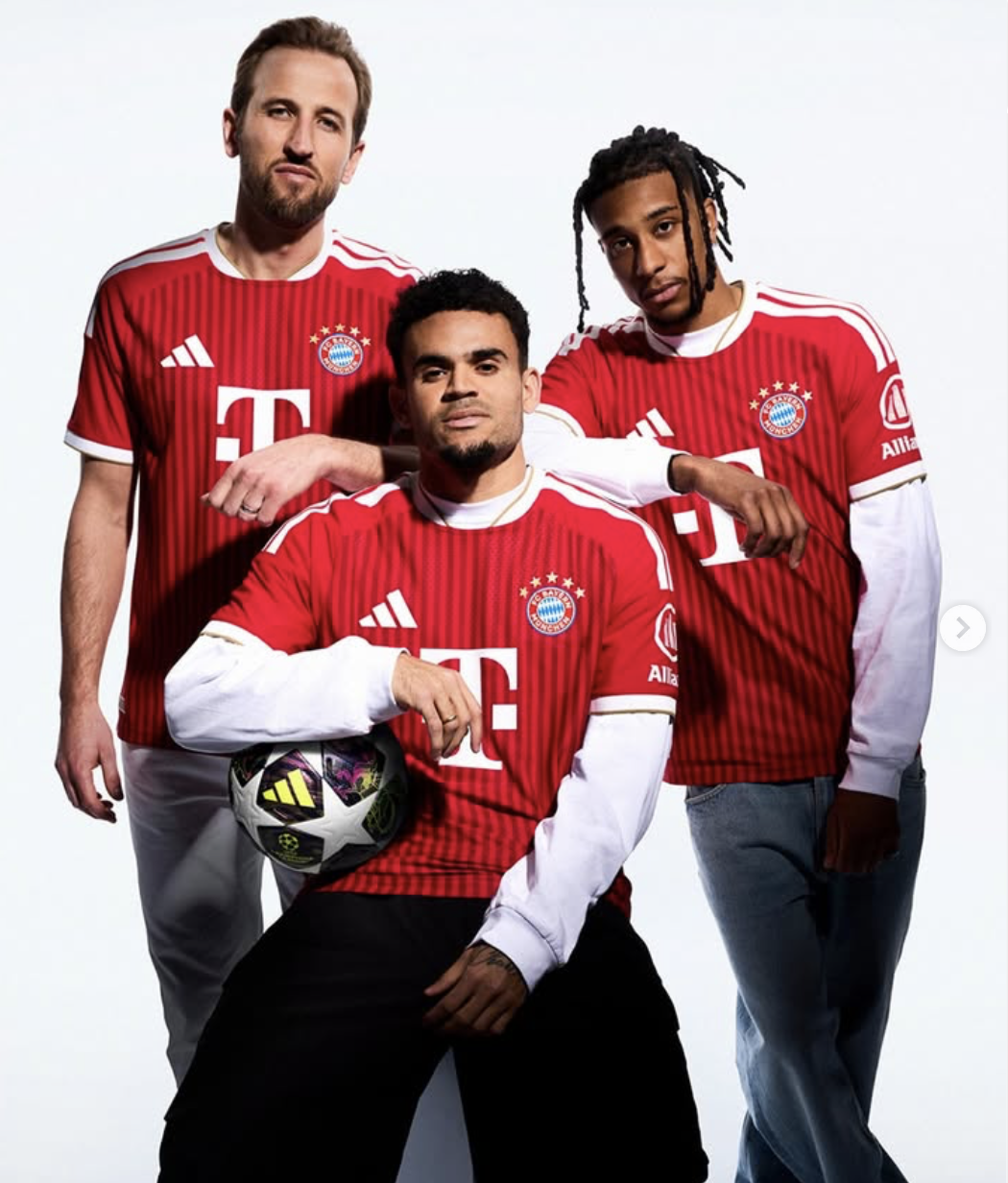 Harry Kane, Luis Diaz und Michael Olise posieren im neuen Trikot