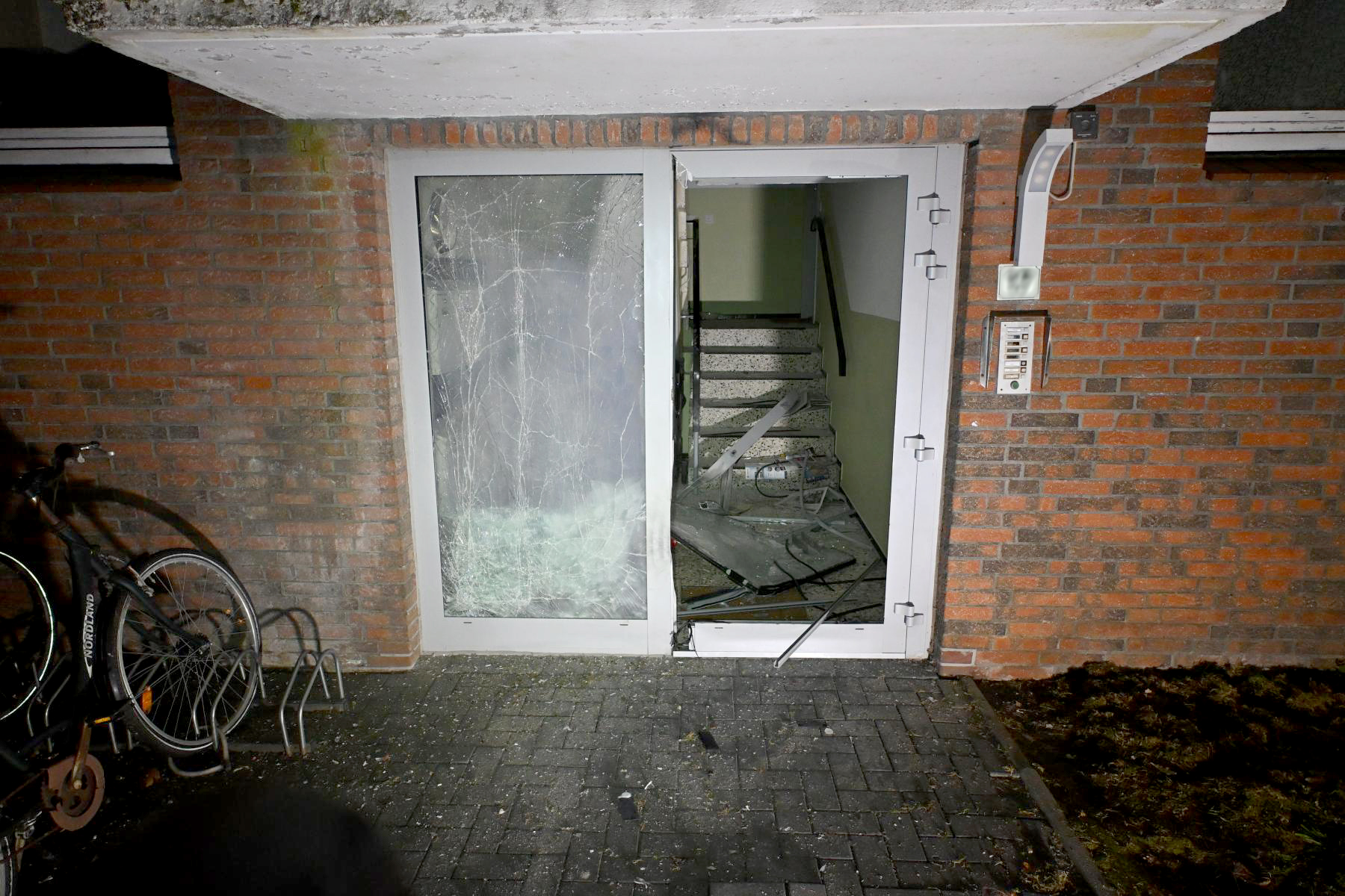 Die zerstörte Haustür nach Explosion in Itzehoe.