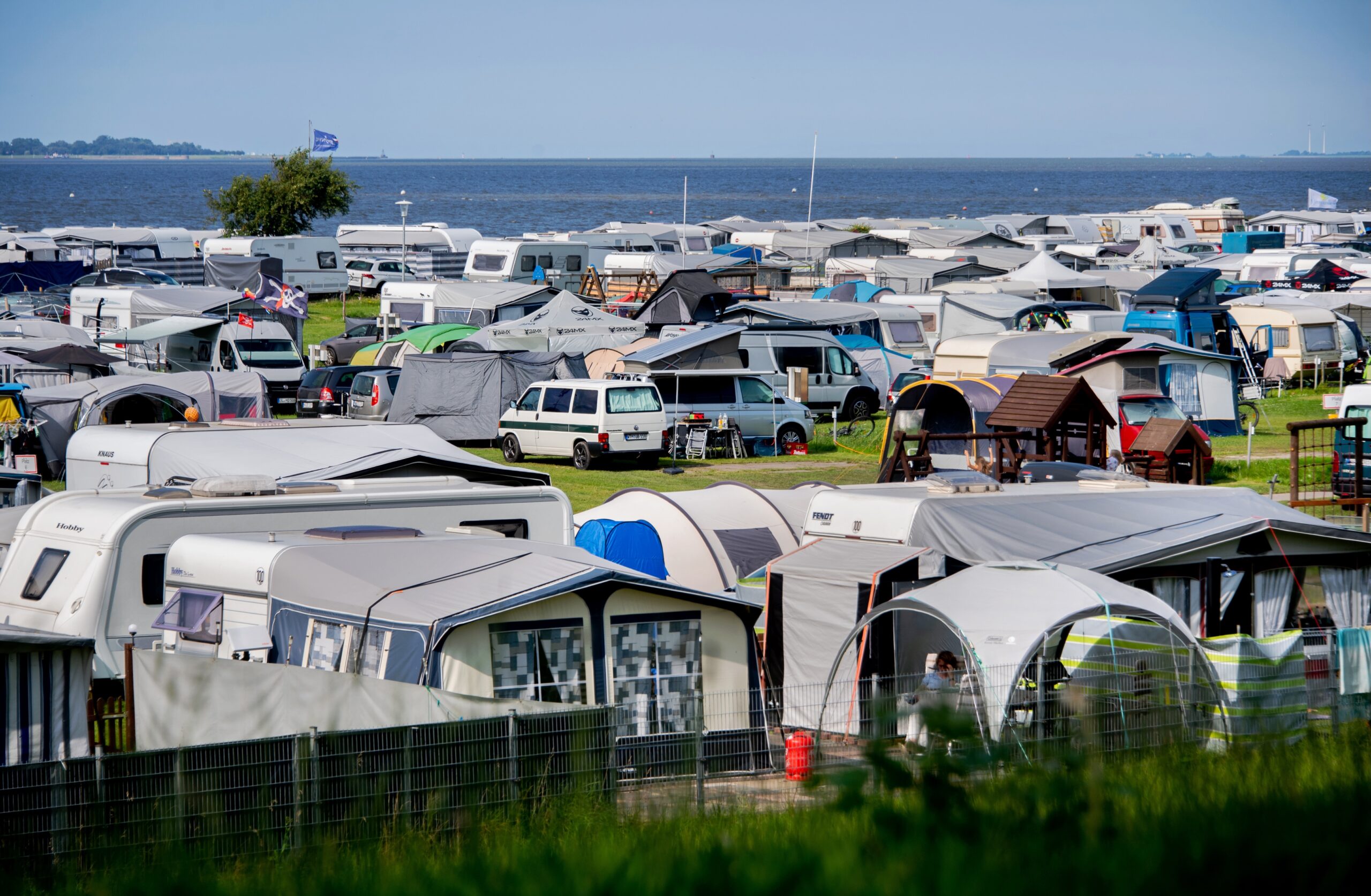 Campingplätze wie dieser am Jadebusen sind über Pfingsten stark nachgefragt.