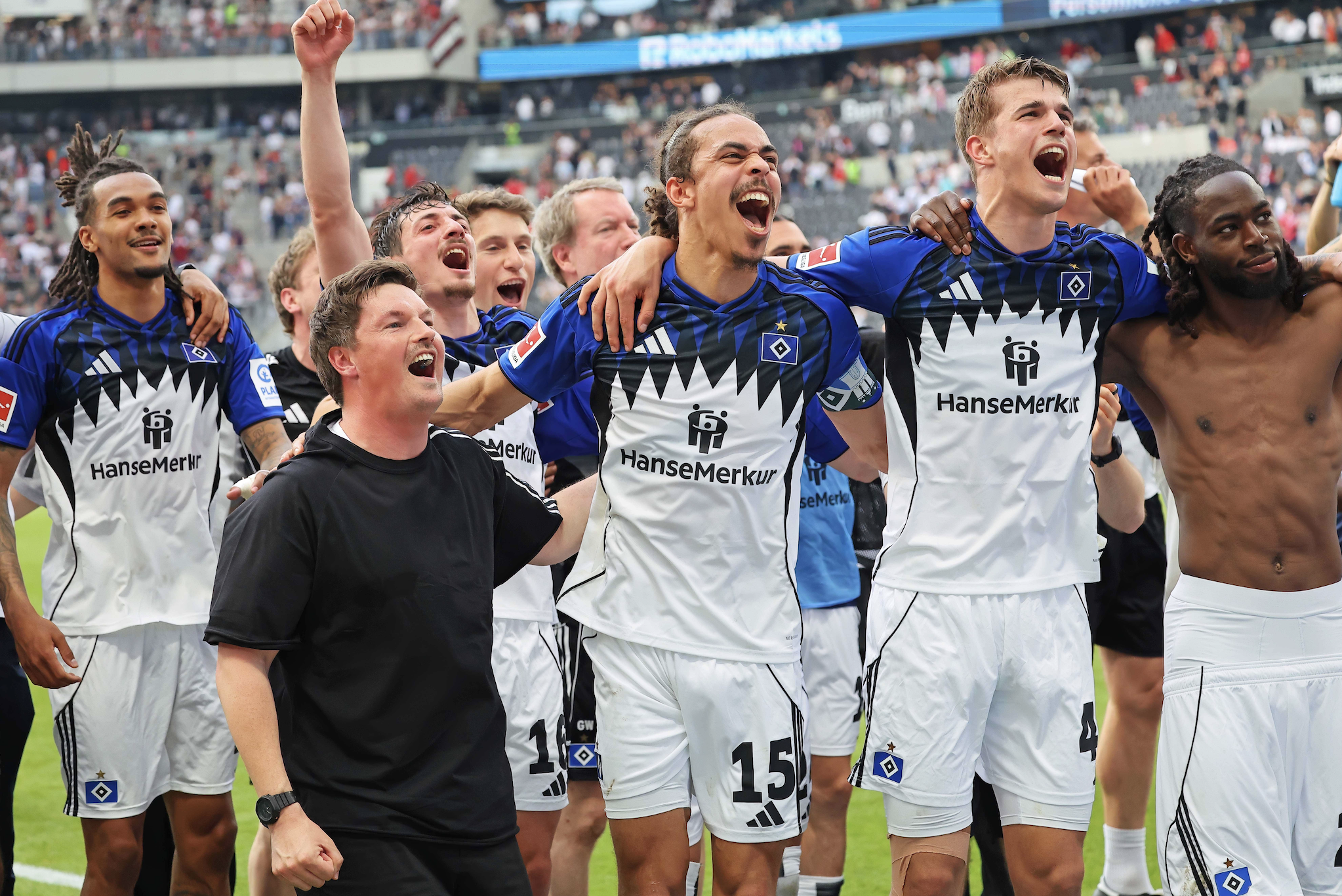 Die HSV-Profis und Merlin Polzin jubeln