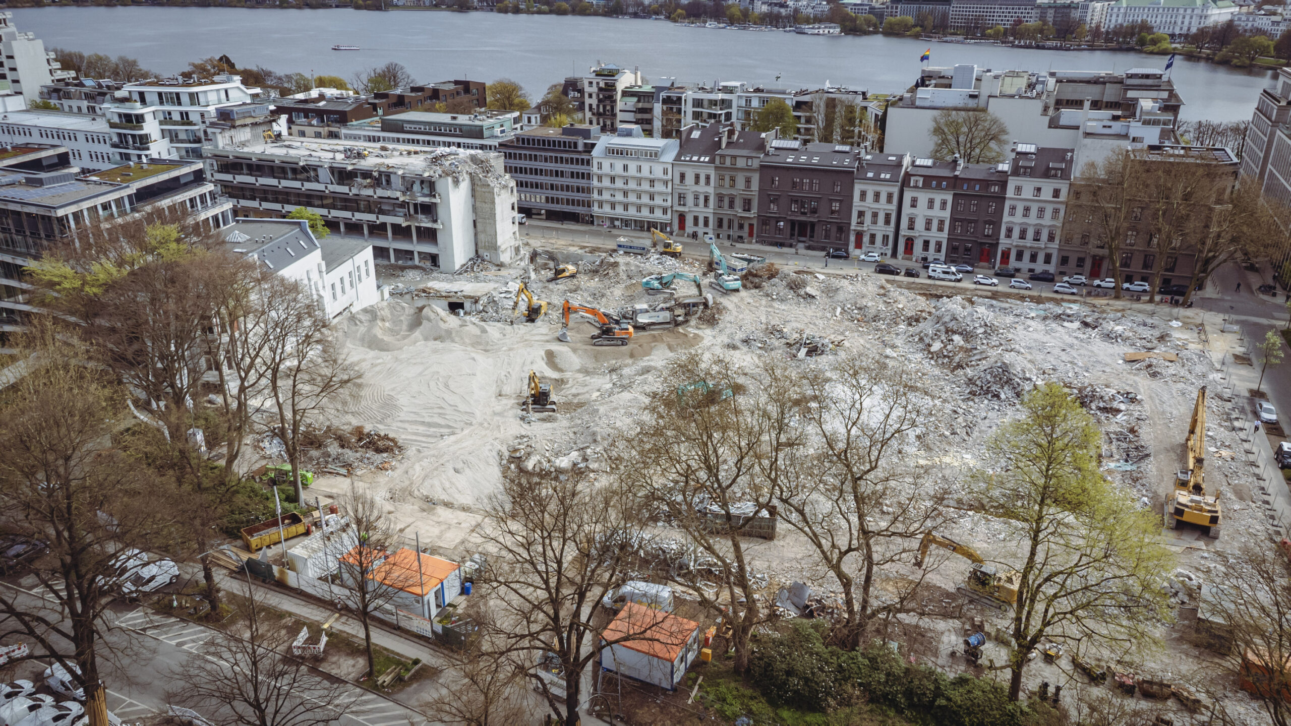 Das 1,7 Hektar große Areal in der Nähe der Außenalster hat sich in eine riesige Baustelle verwandelt.